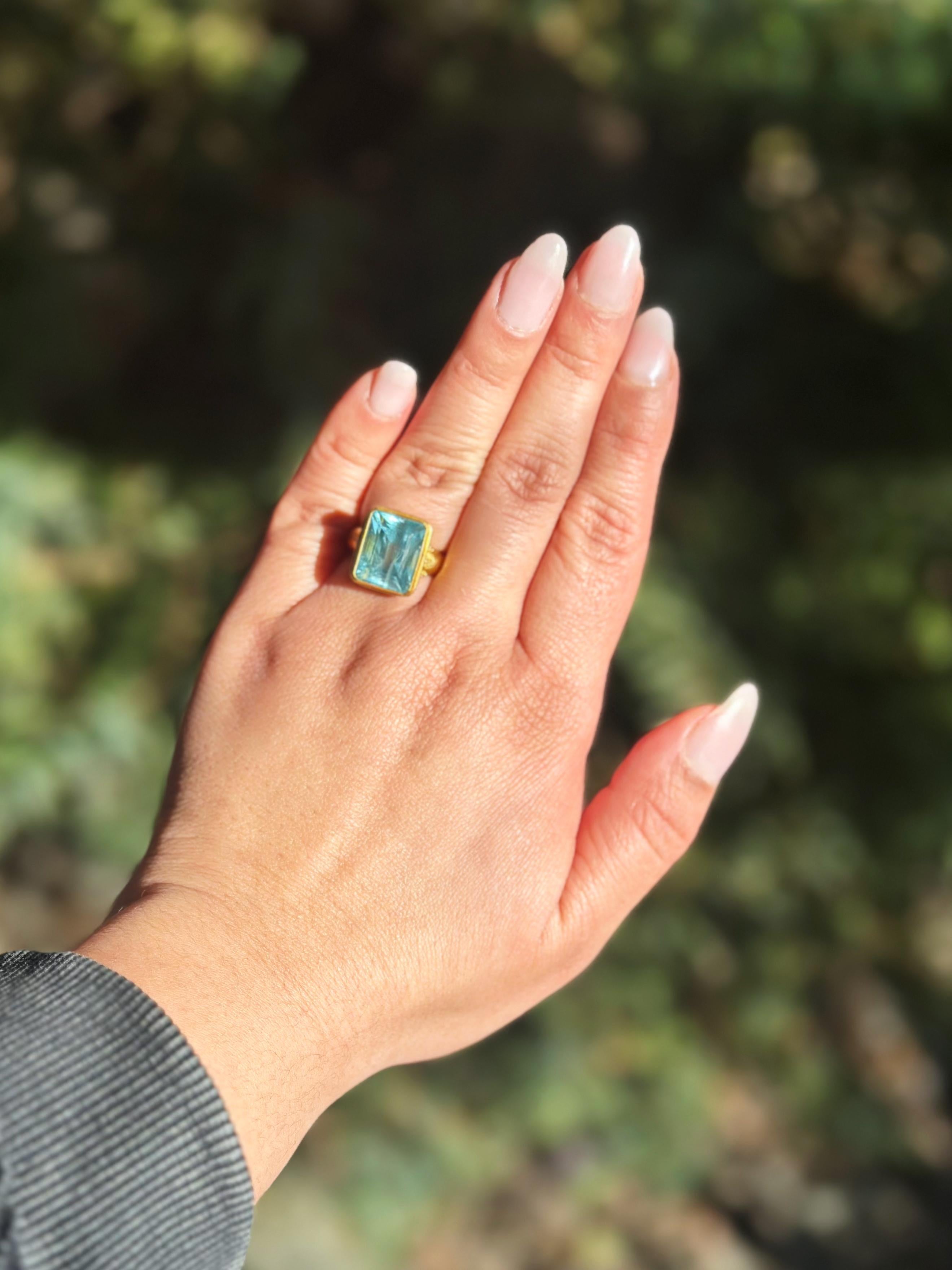Anillo bizantino de oro amarillo de 22 quilates con aguamarina de 12 quilates Corte esmeralda en venta