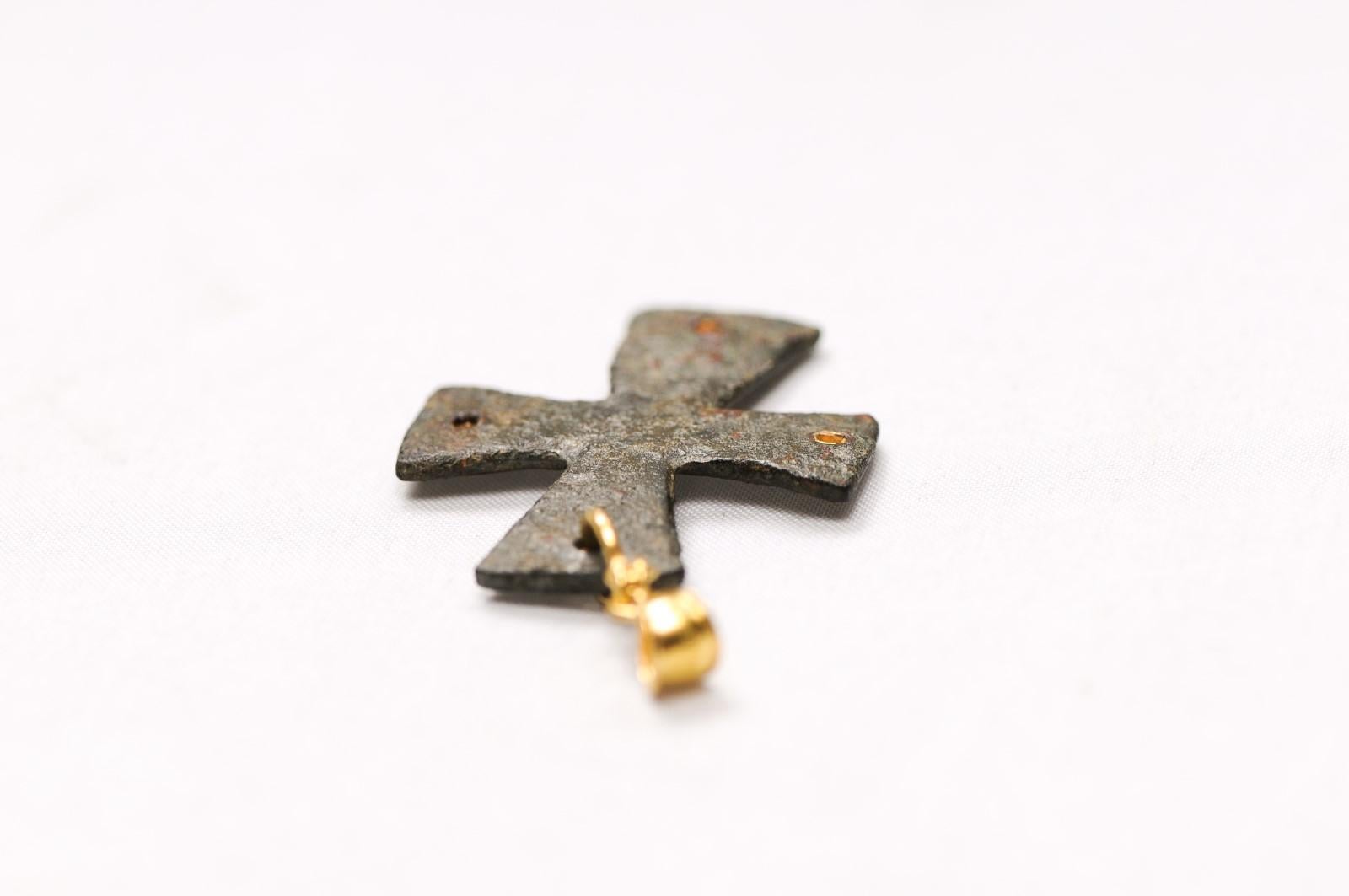 Croix byzantine avec accents en bronze 21 carats (pendant uniquement) en vente 5