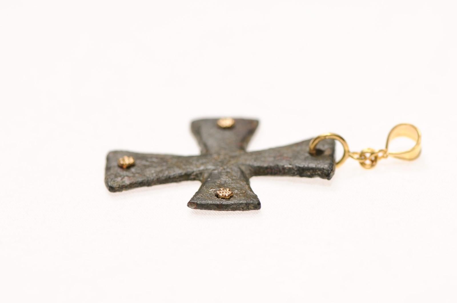 Una croce bizantina in bronzo con accenti a 21 carati (solo il ciondolo) In condizioni ottime in vendita a Atlanta, GA
