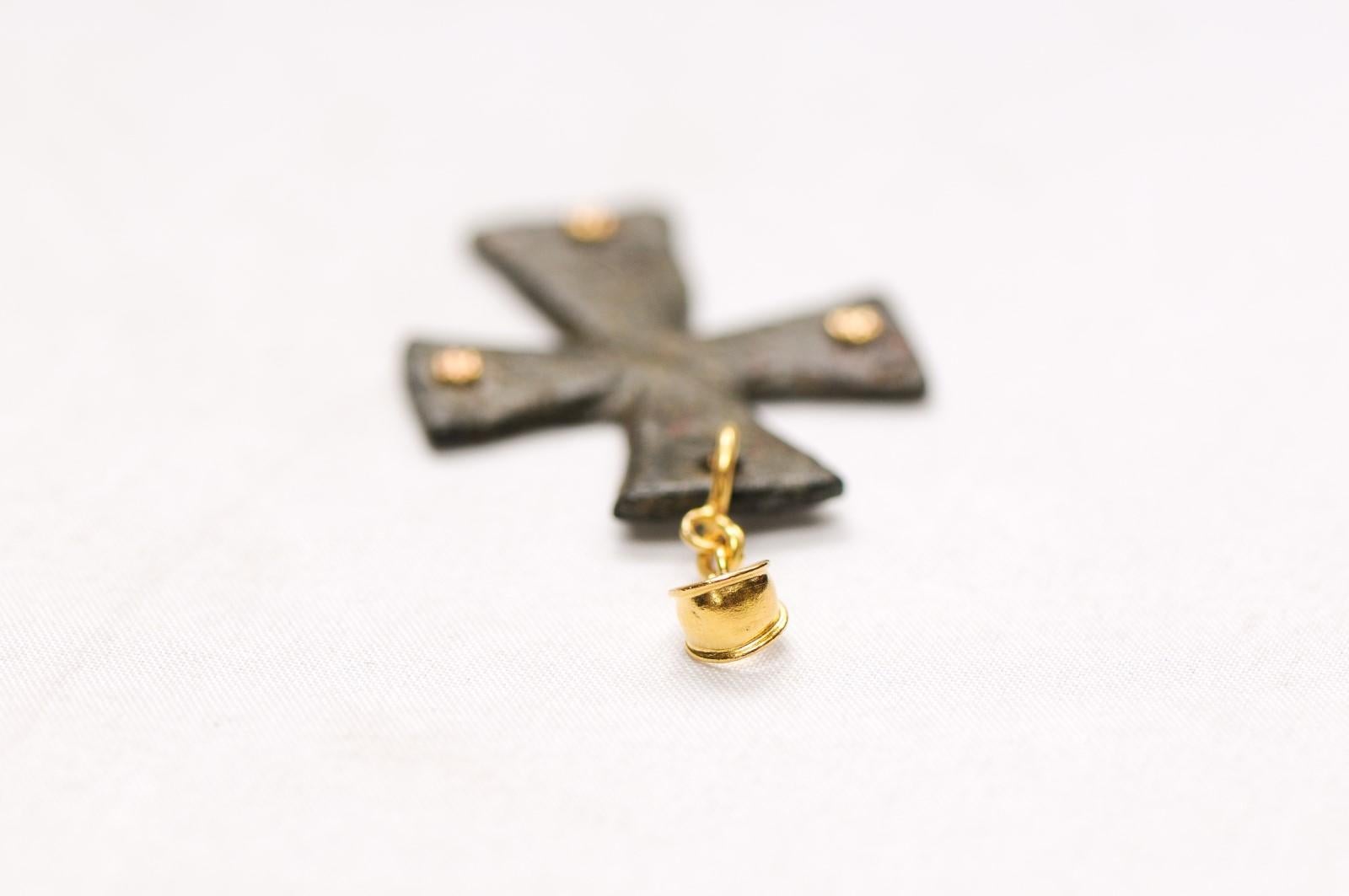Byzantin Croix byzantine avec accents en bronze 21 carats (pendant uniquement) en vente