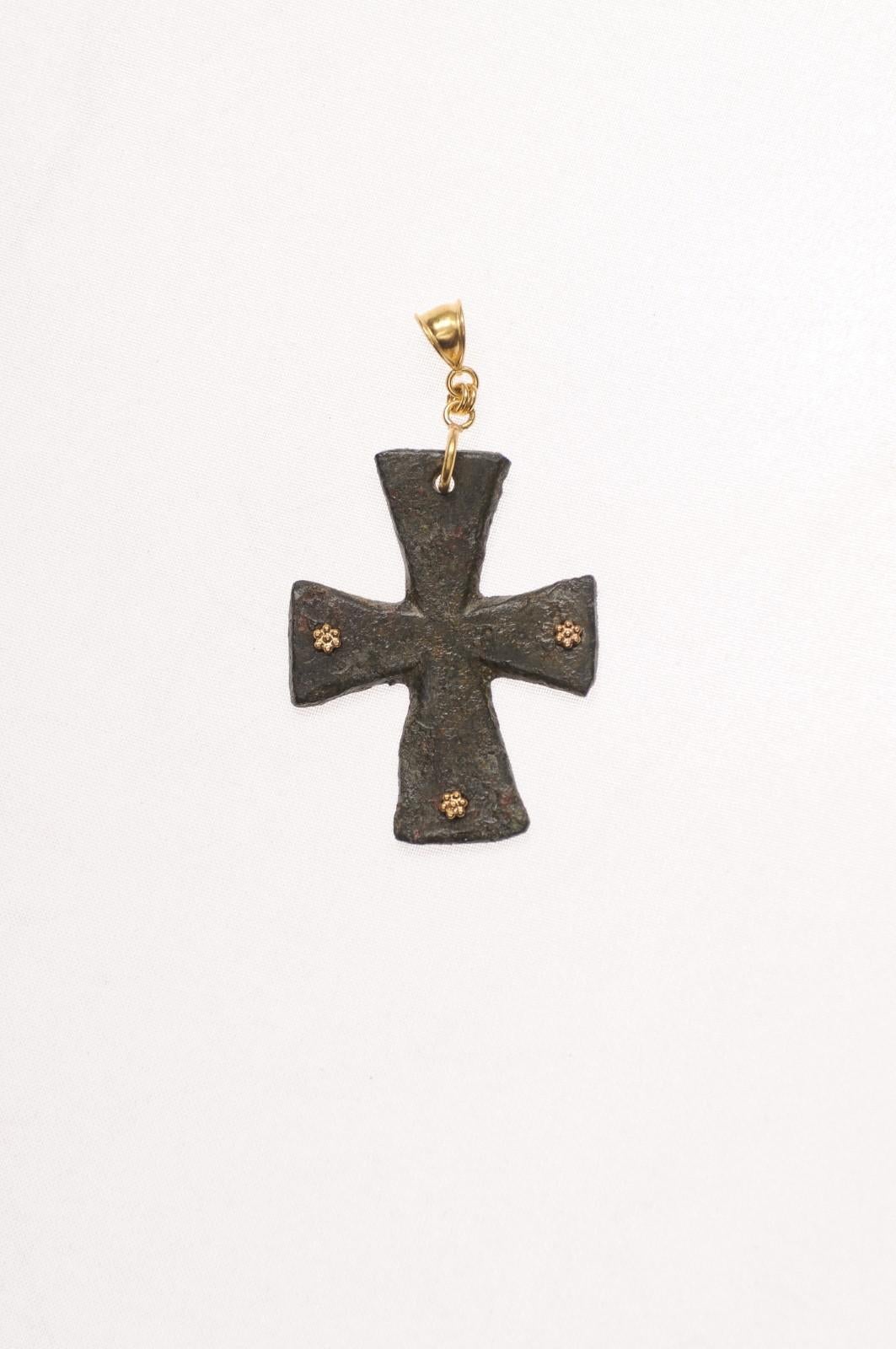 Una croce bizantina in bronzo con accenti a 21 carati (solo il ciondolo) in vendita 1