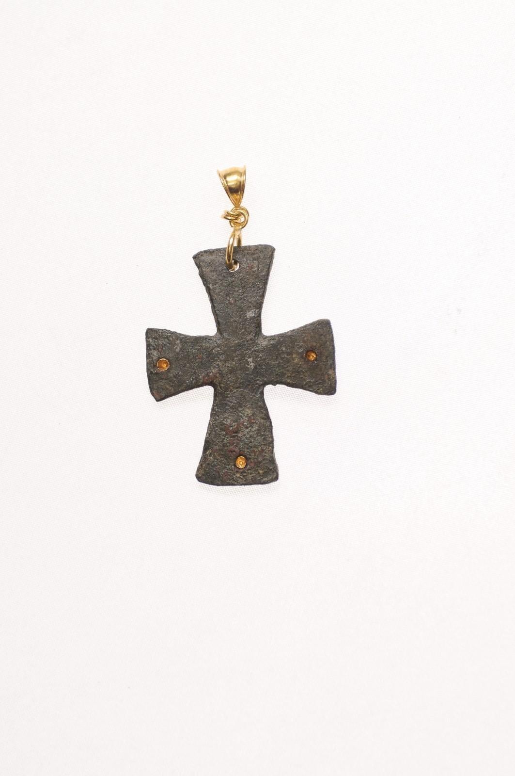 Una croce bizantina in bronzo con accenti a 21 carati (solo il ciondolo) in vendita 2