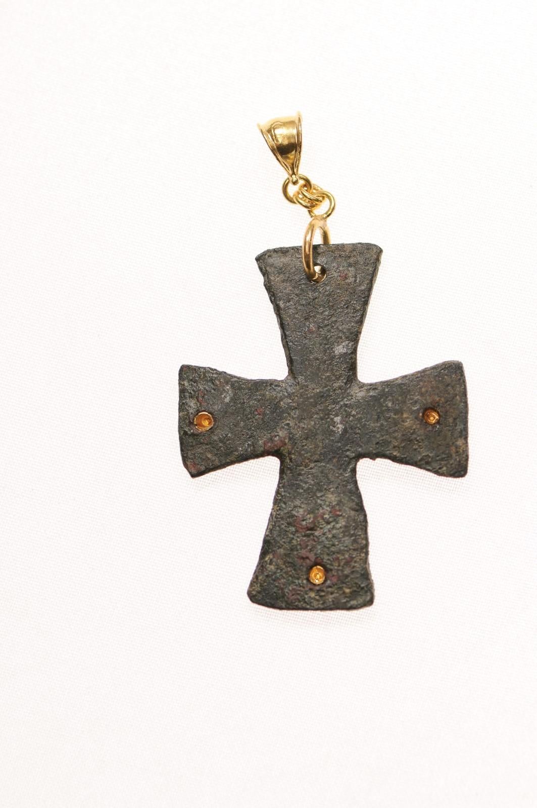 Una croce bizantina in bronzo con accenti a 21 carati (solo il ciondolo) in vendita 3