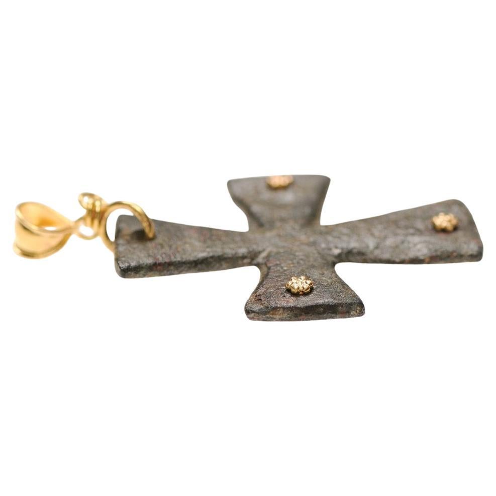 Croce in bronzo di epoca bizantina con accenti e balla in oro 21 carati. Questa croce in bronzo è stata originariamente creata con una fusione a cera persa. L'epoca bizantina va dal 300 alla caduta di Costantinopoli e dell'Impero Romano d'Oriente