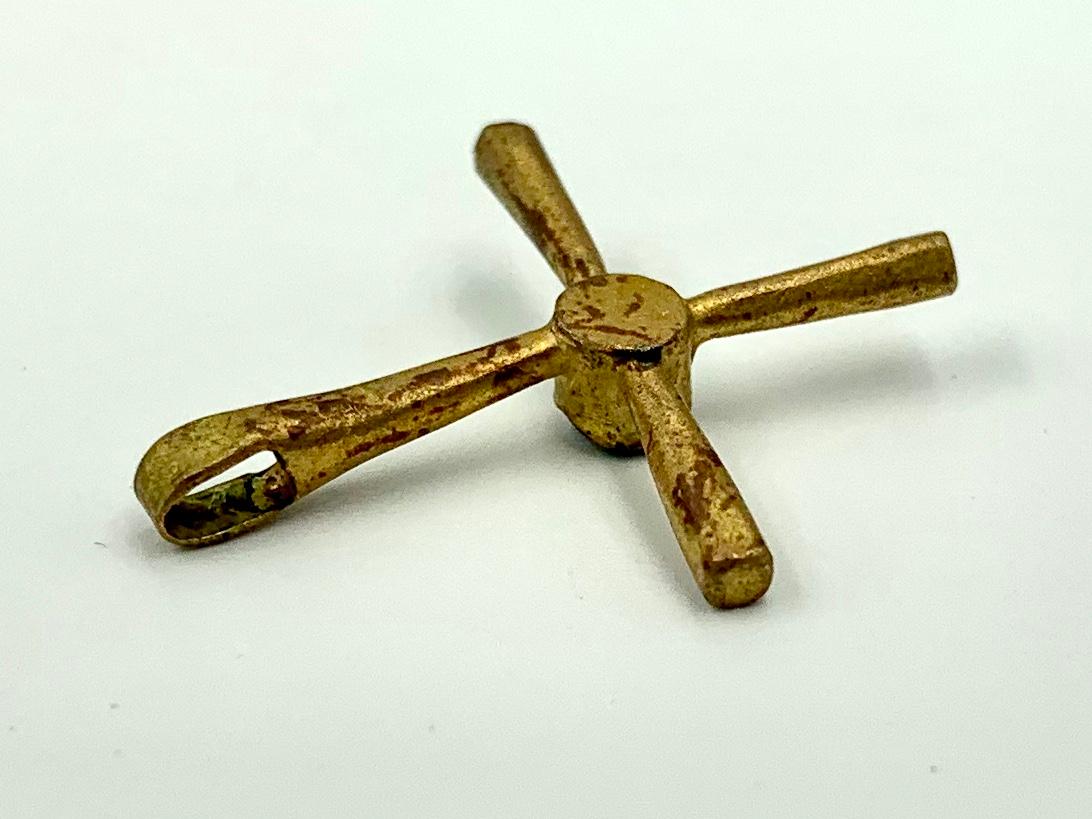 Byzantine Gold and Emerald Cross Pendant, circa 6th Century AD In Good Condition In New York, NY