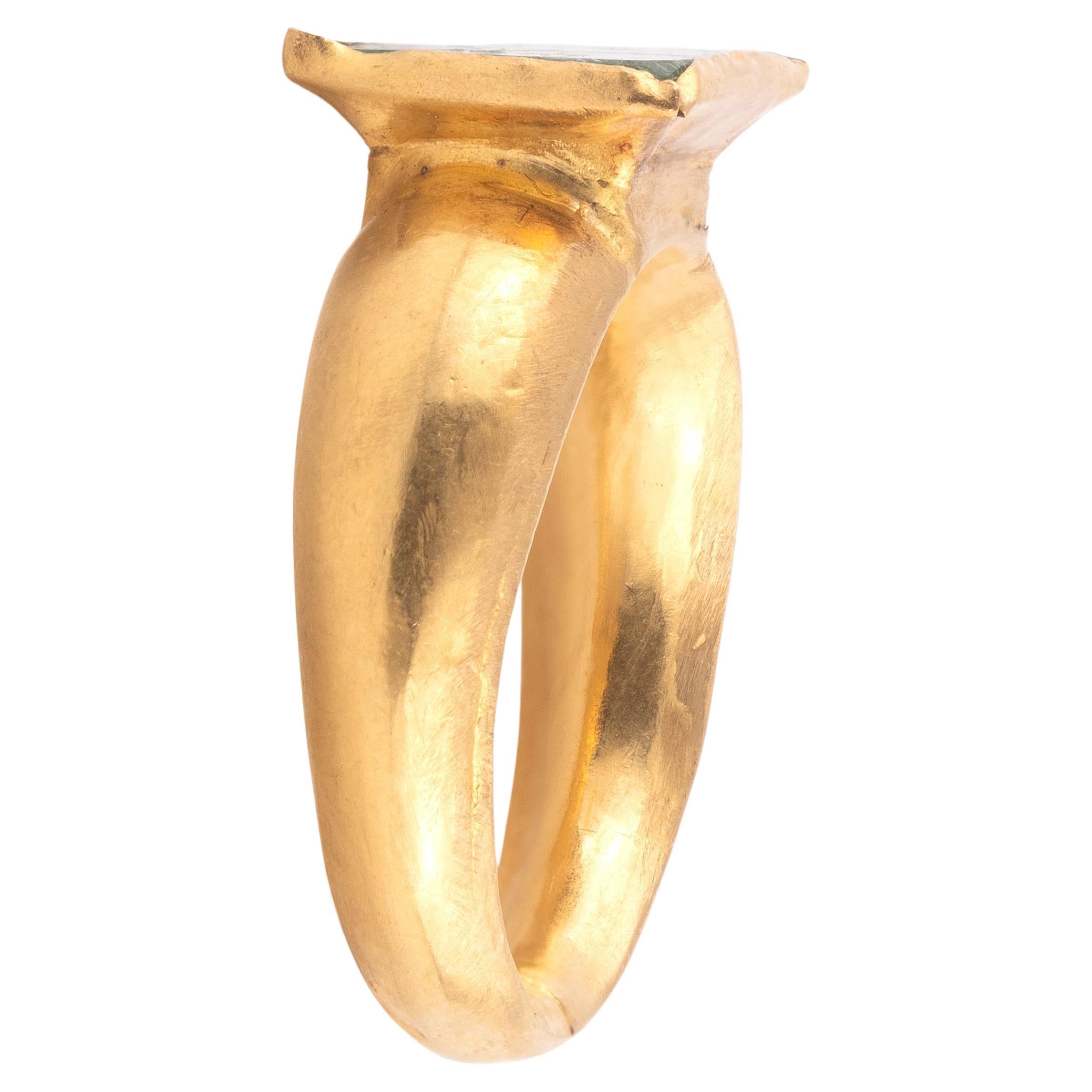 A Byzantine Gold and Glass Intaglio Ring, Circa 4th-6th Century A.D. In Excellent Condition For Sale In Firenze, IT