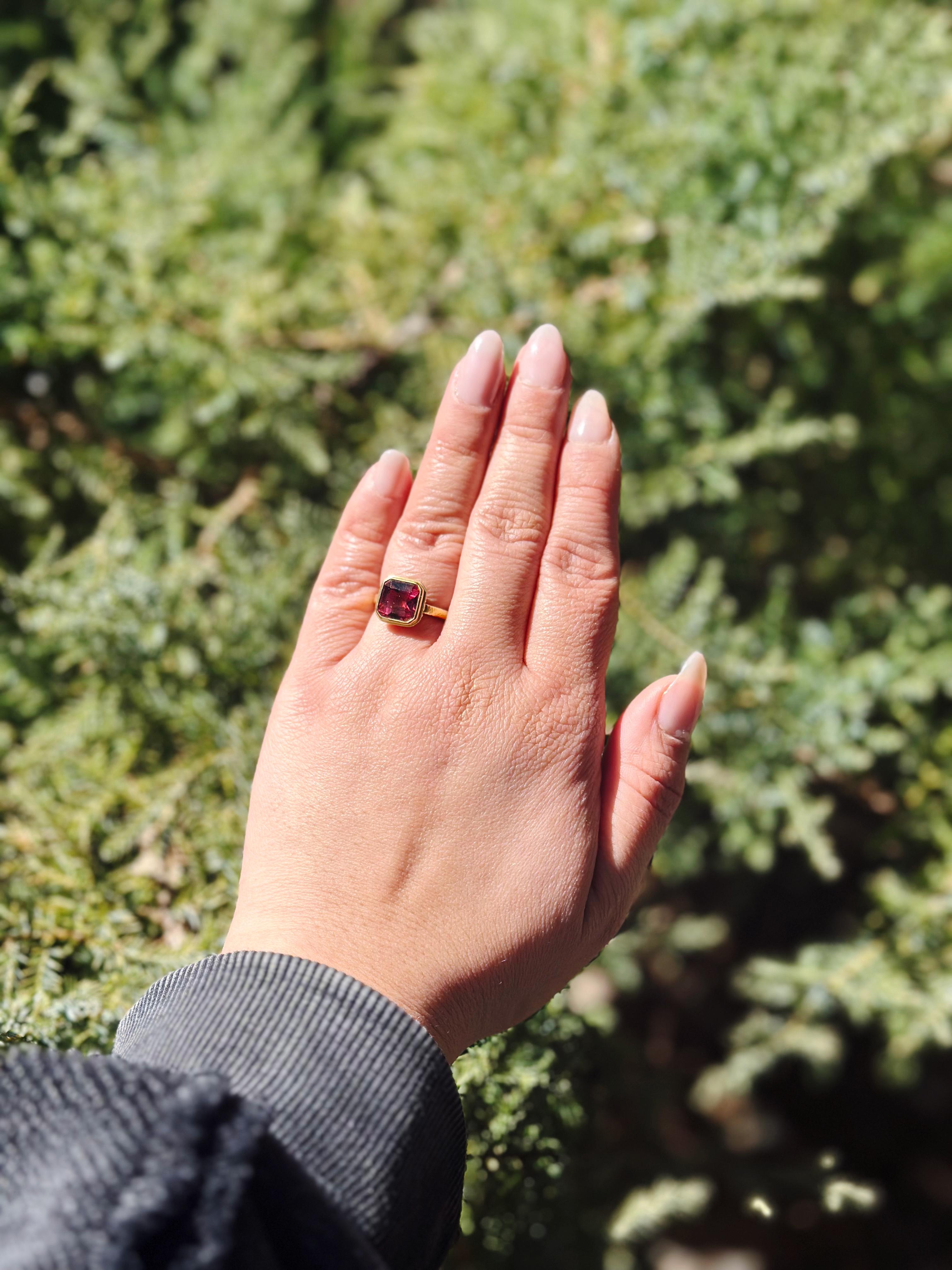 Anillo de turmalina rosa estilo bizantino en oro amarillo de 18 quilates Bizantino en venta