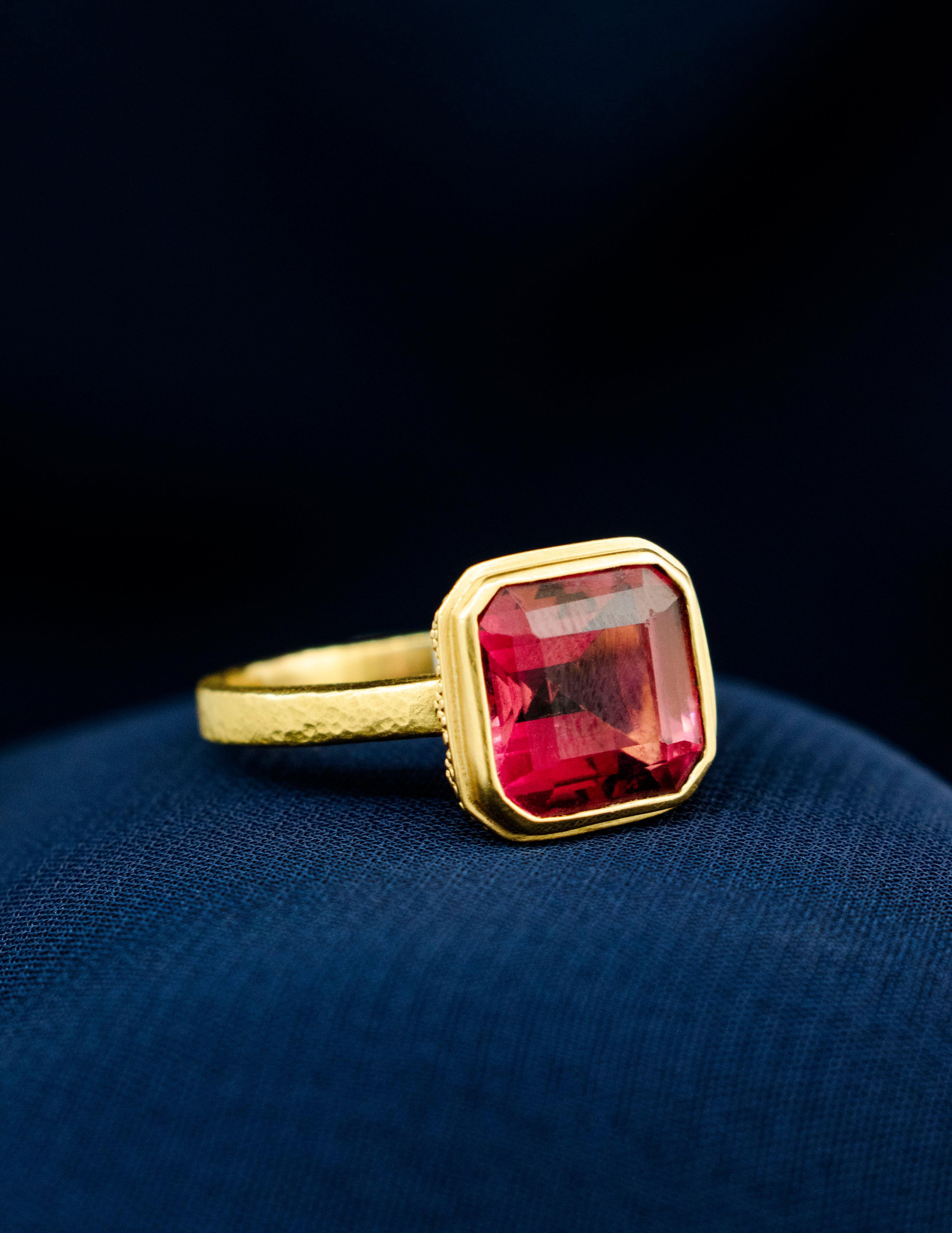 Anillo de turmalina rosa estilo bizantino en oro amarillo de 18 quilates Corte esmeralda en venta