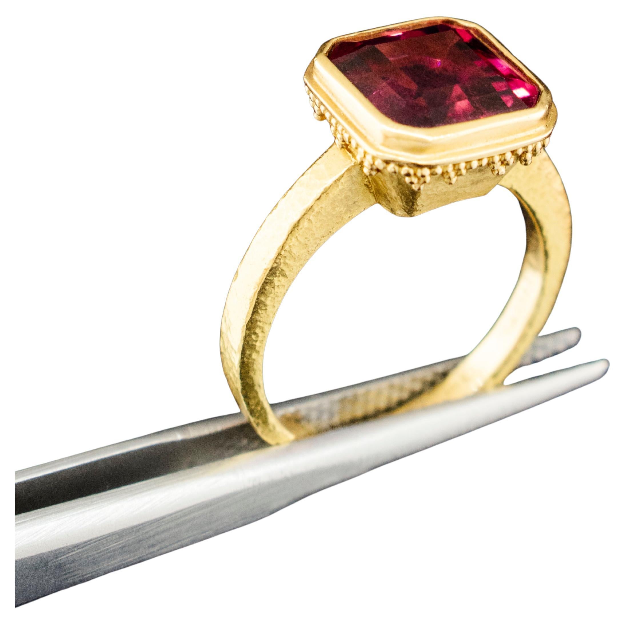 Anillo de turmalina rosa estilo bizantino en oro amarillo de 18 quilates en venta