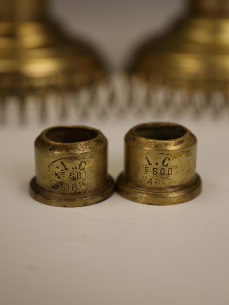 A C Paris Breveté Lampade a candela a molla in ottone, fine XIX secolo. in vendita 5