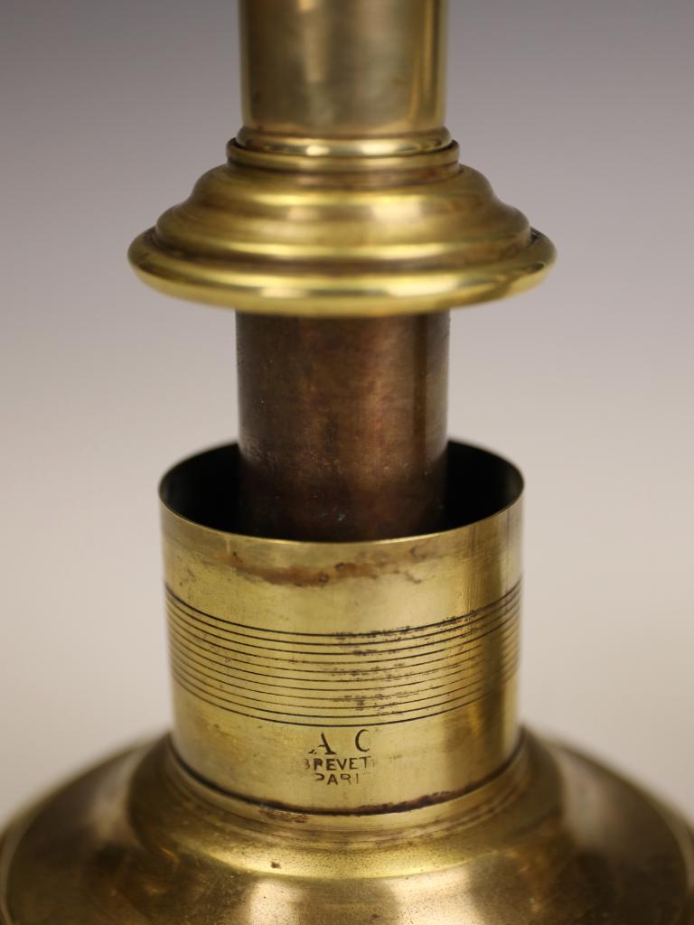 A C Paris Breveté Lampade a candela a molla in ottone, fine XIX secolo. in vendita 11