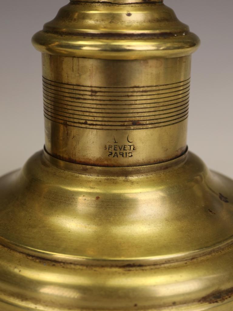 A C Paris Breveté Lampade a candela a molla in ottone, fine XIX secolo. in vendita 2