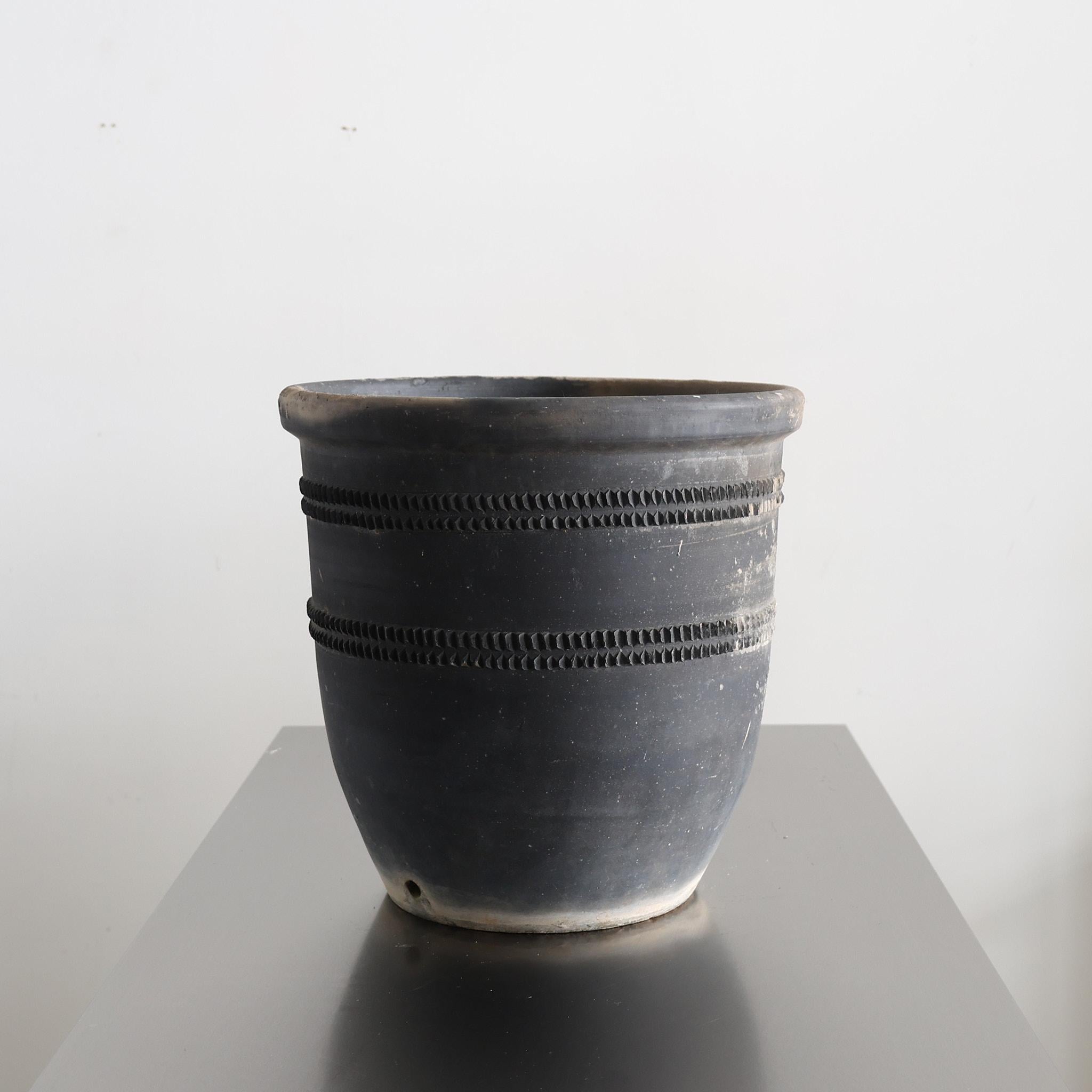 Un pot à cosi catalan en terre cuite noire des années C.1930 du village de Quart.

Utilisé à l'origine pour le stockage du vin et/ou de l'huile d'olive.

Joliment patiné par 100 ans d'utilisation.

Fait partie d'une collection récemment achetée de