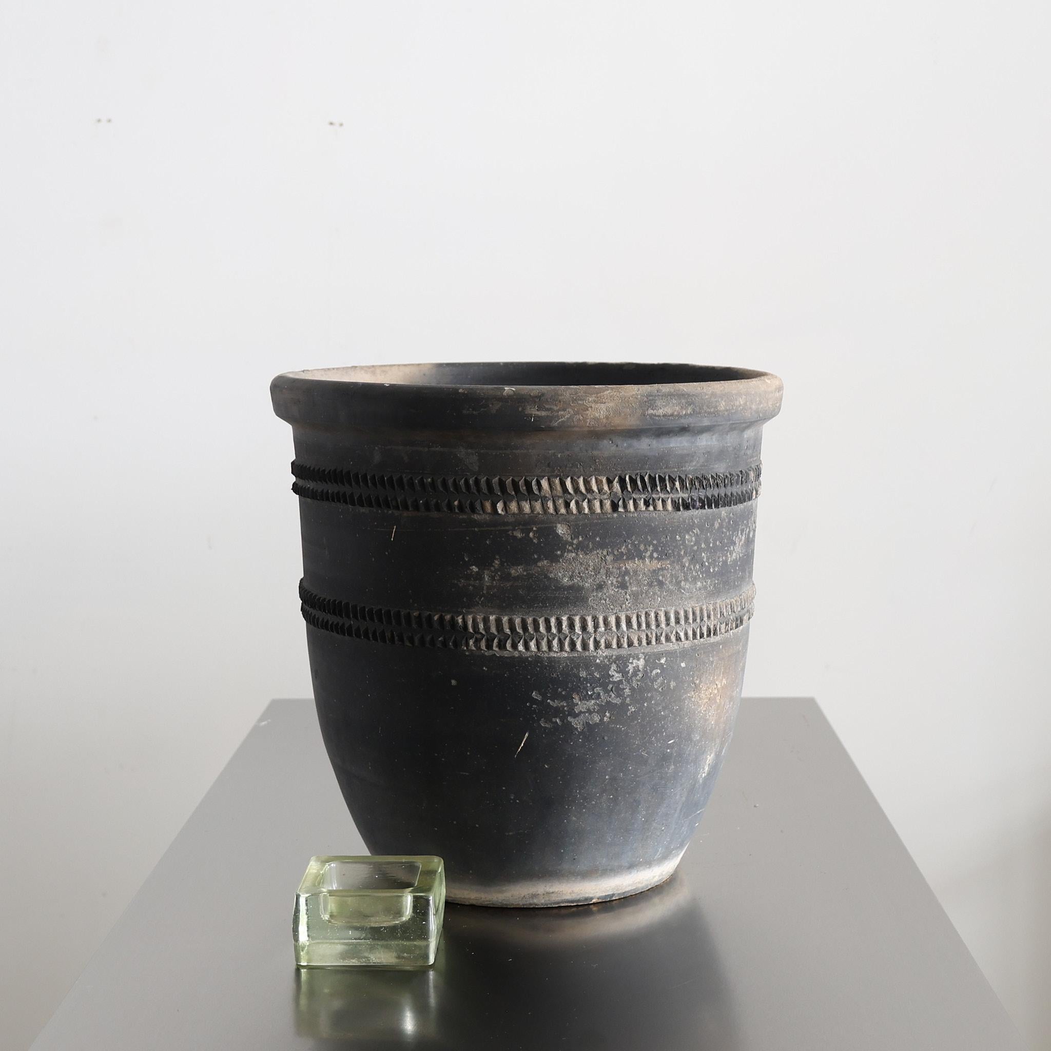 Milieu du XXe siècle A C.C. Wabi Catalan Black Cosi pot en vente
