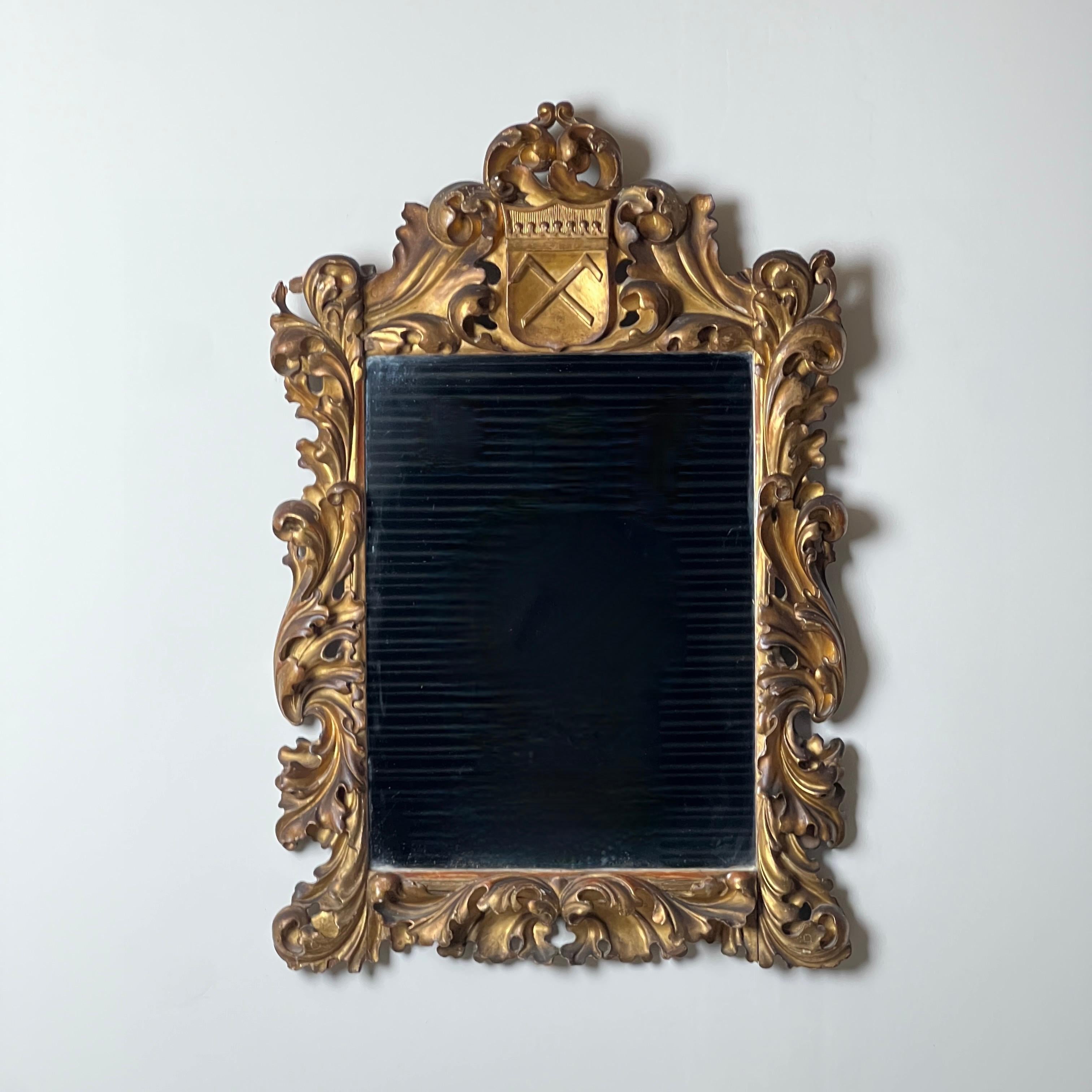 Miroir mural en bois doré à armoiries du 19e siècle

De bonnes proportions et de bonne couleur, le miroir présente un cadre à feuilles d'acanthe joliment décoratif. La partie supérieure est ornée d'un écusson armorié central.

En termes d'état, le