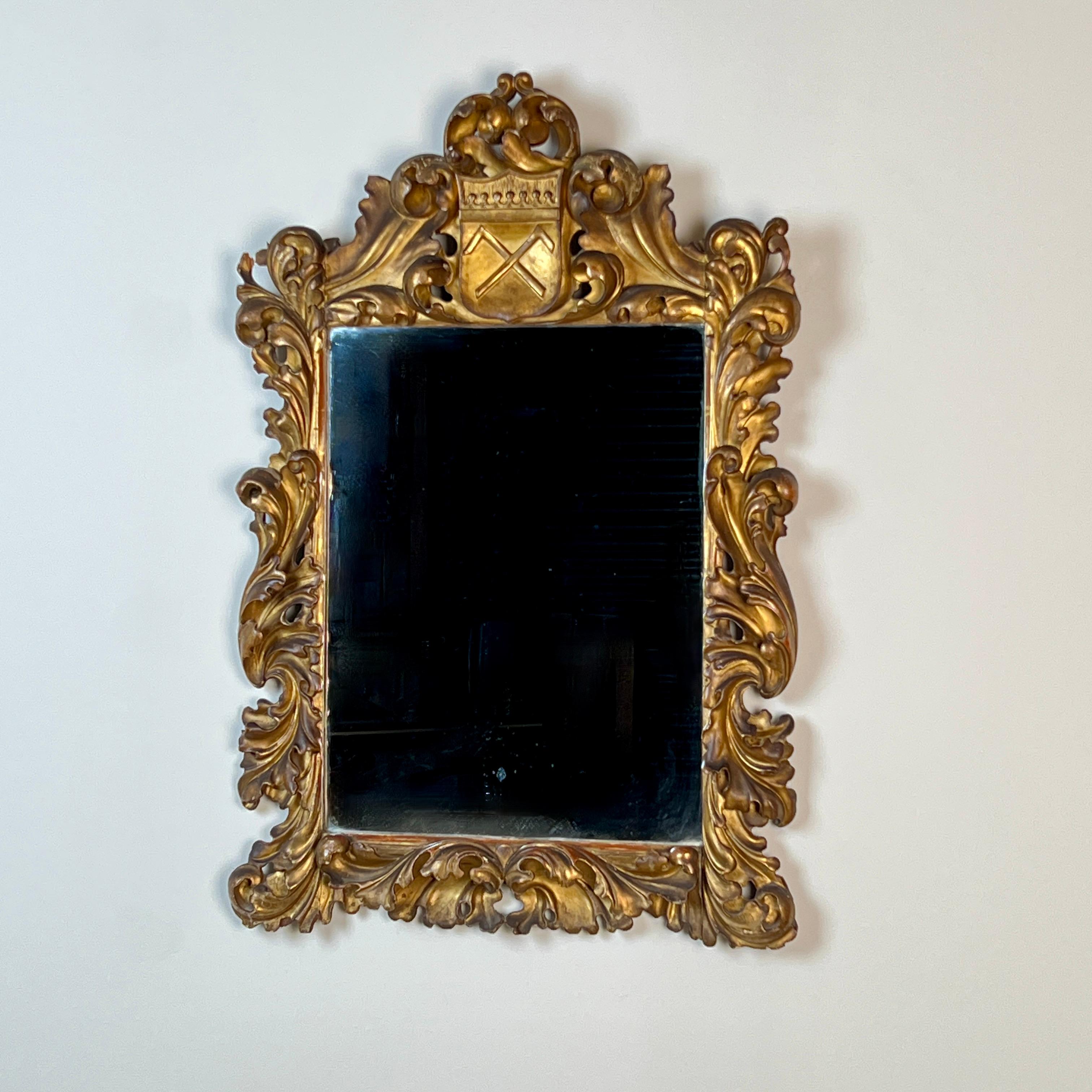 Français Miroir mural en bois doré continental du XIXe siècle en vente