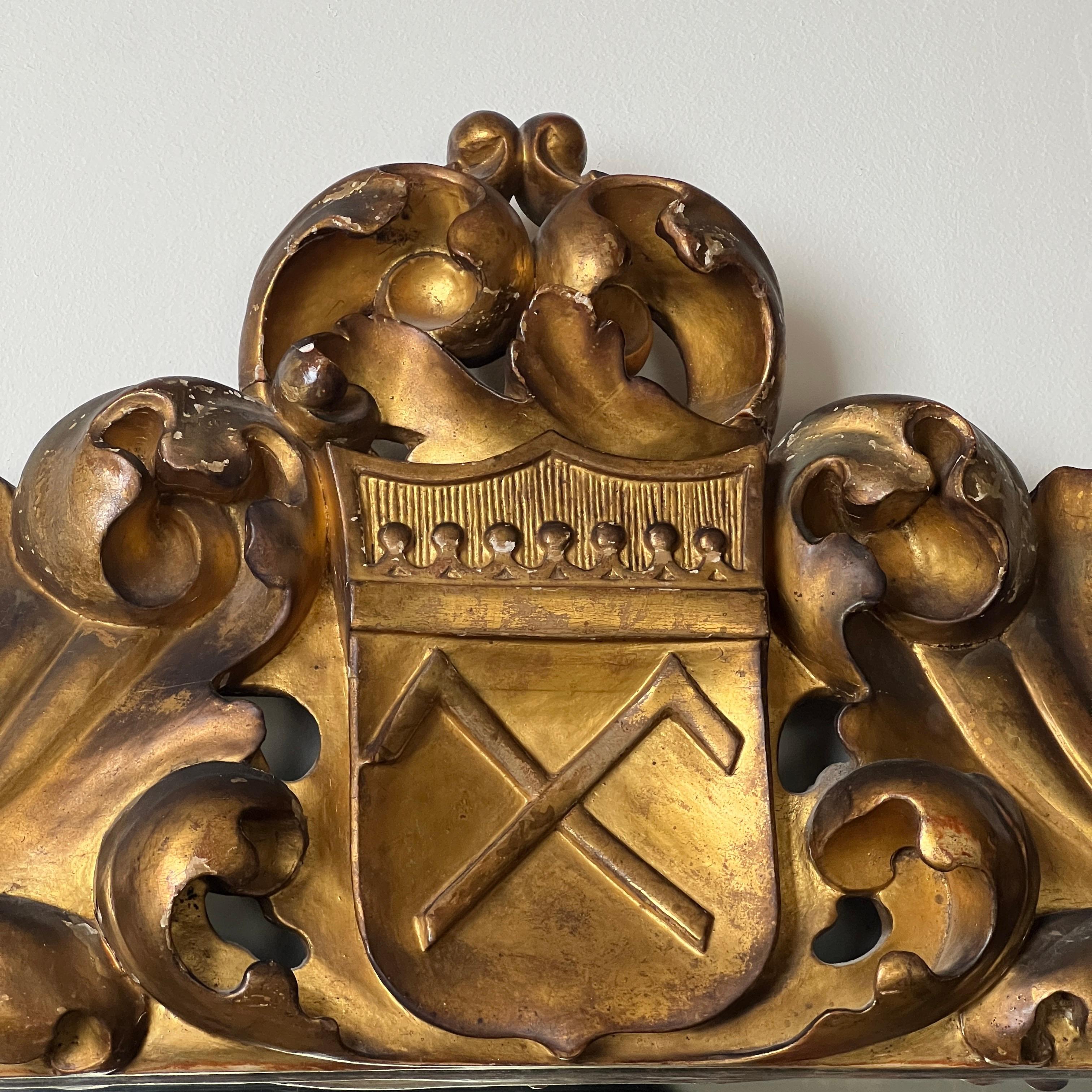 Miroir mural en bois doré continental du XIXe siècle en vente 2