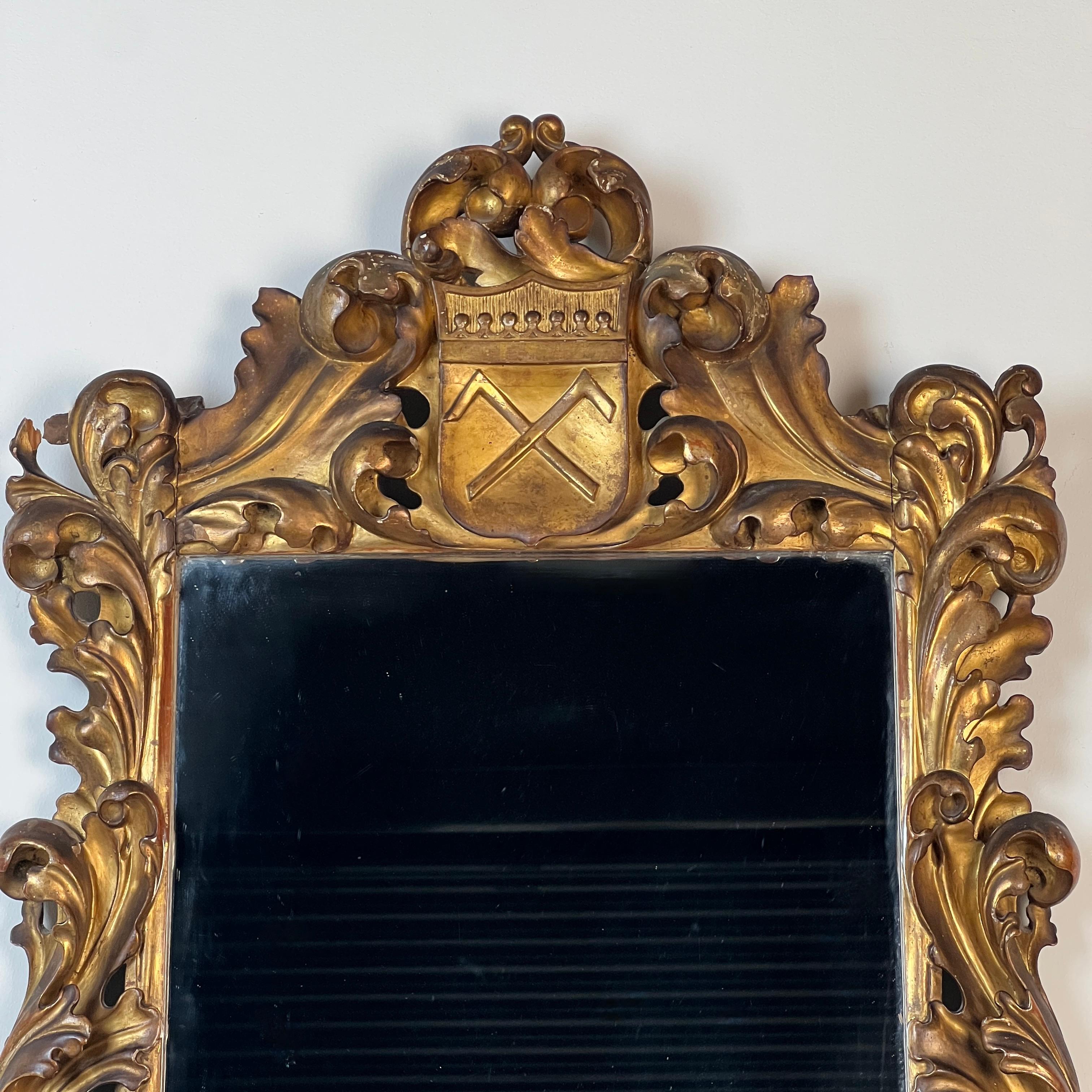Miroir mural en bois doré continental du XIXe siècle en vente 3