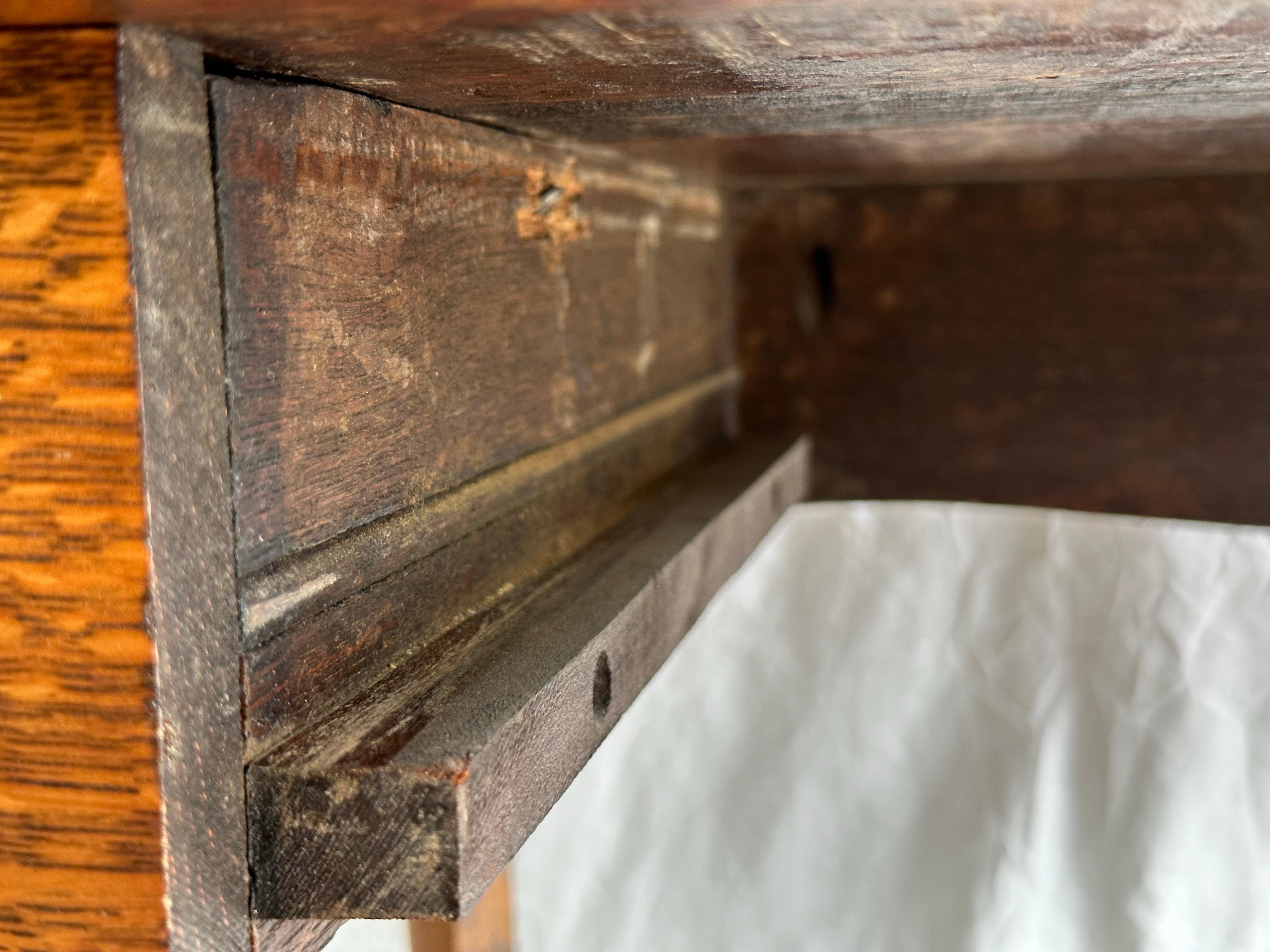 Amerikanischer Tiger Oak Beistelltisch aus den 1920er Jahren, schöne Patina im Angebot 3