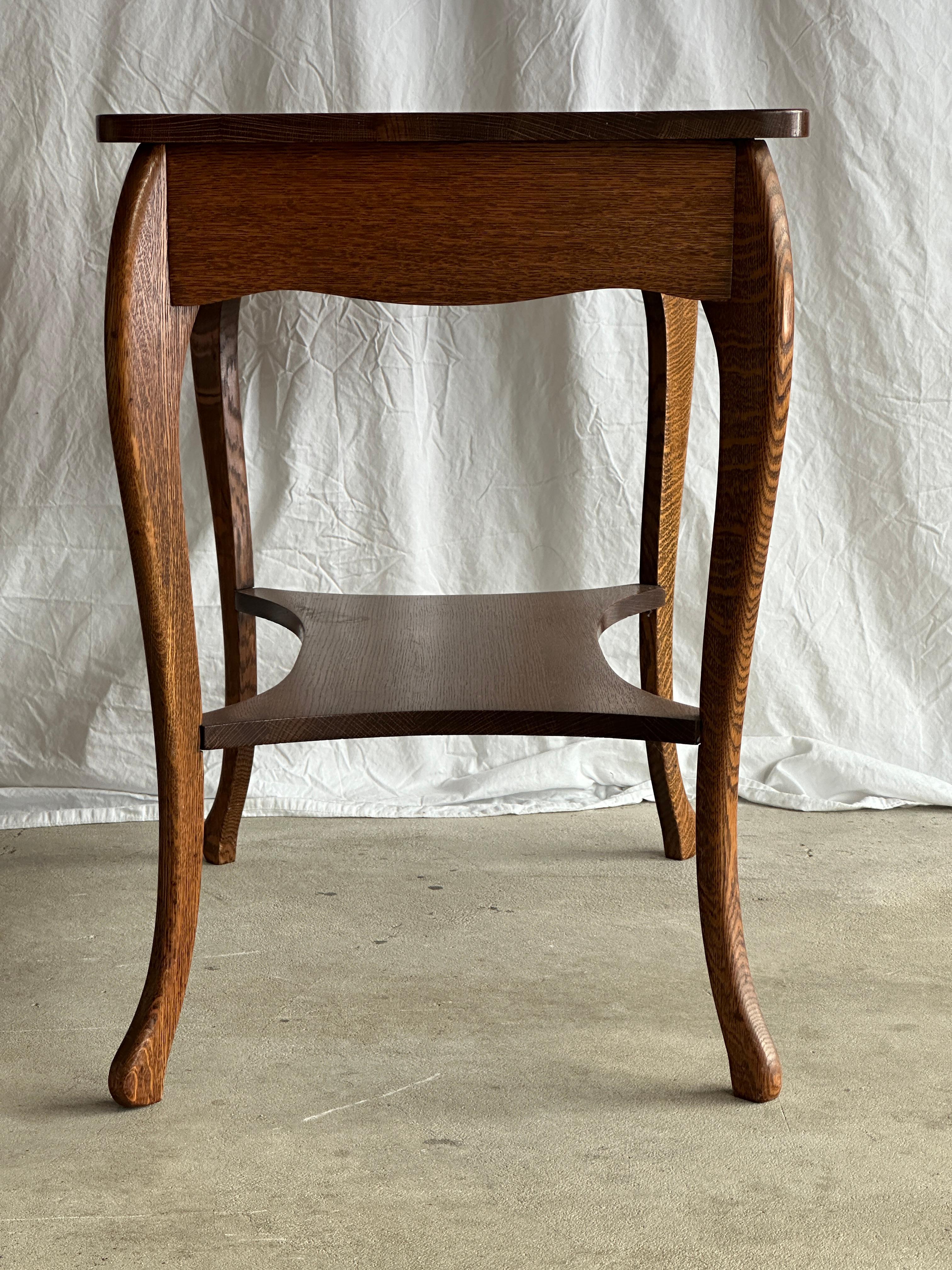 Amerikanischer Tiger Oak Beistelltisch aus den 1920er Jahren, schöne Patina im Angebot 4
