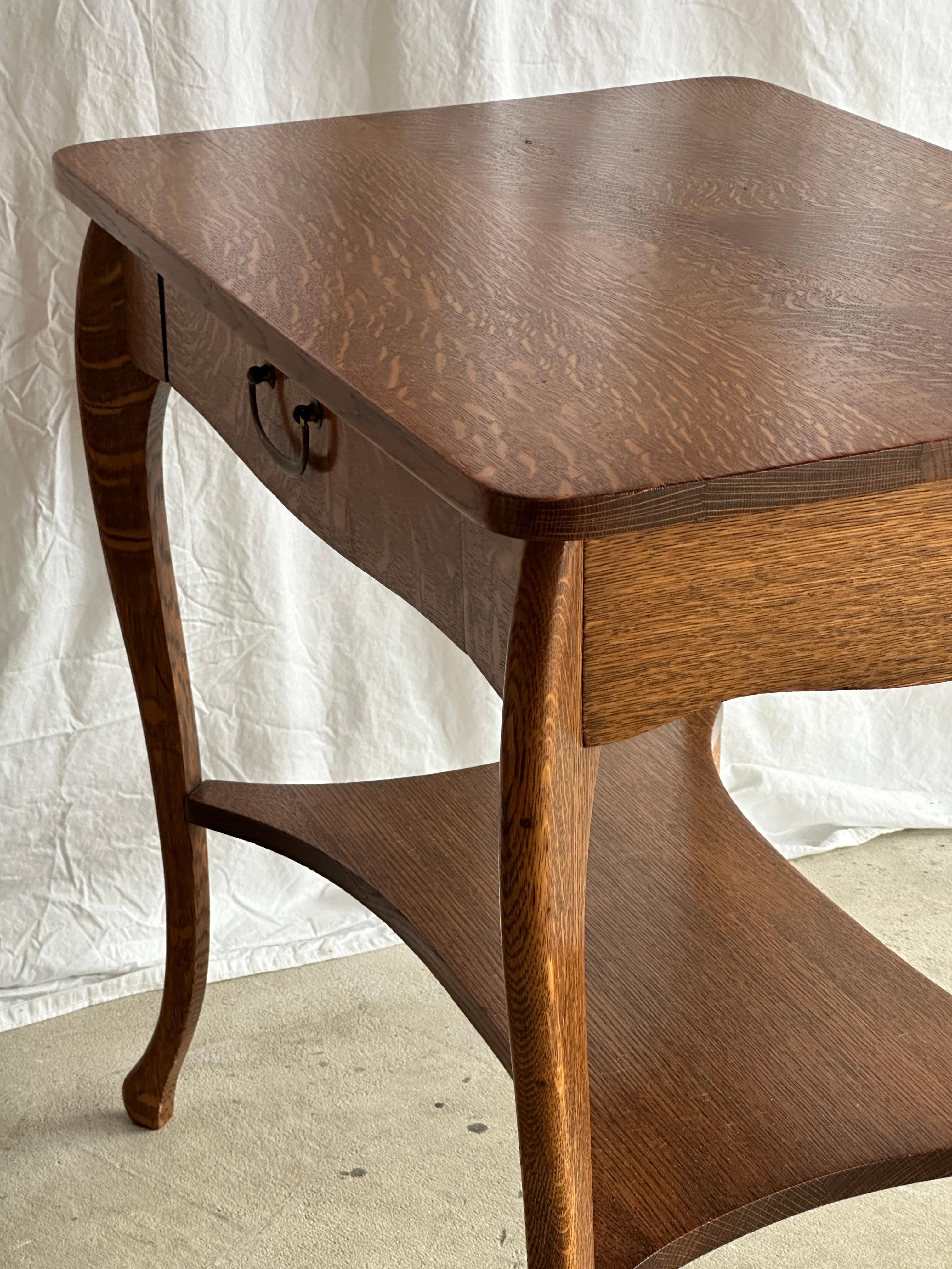 Amerikanischer Tiger Oak Beistelltisch aus den 1920er Jahren, schöne Patina im Angebot 5