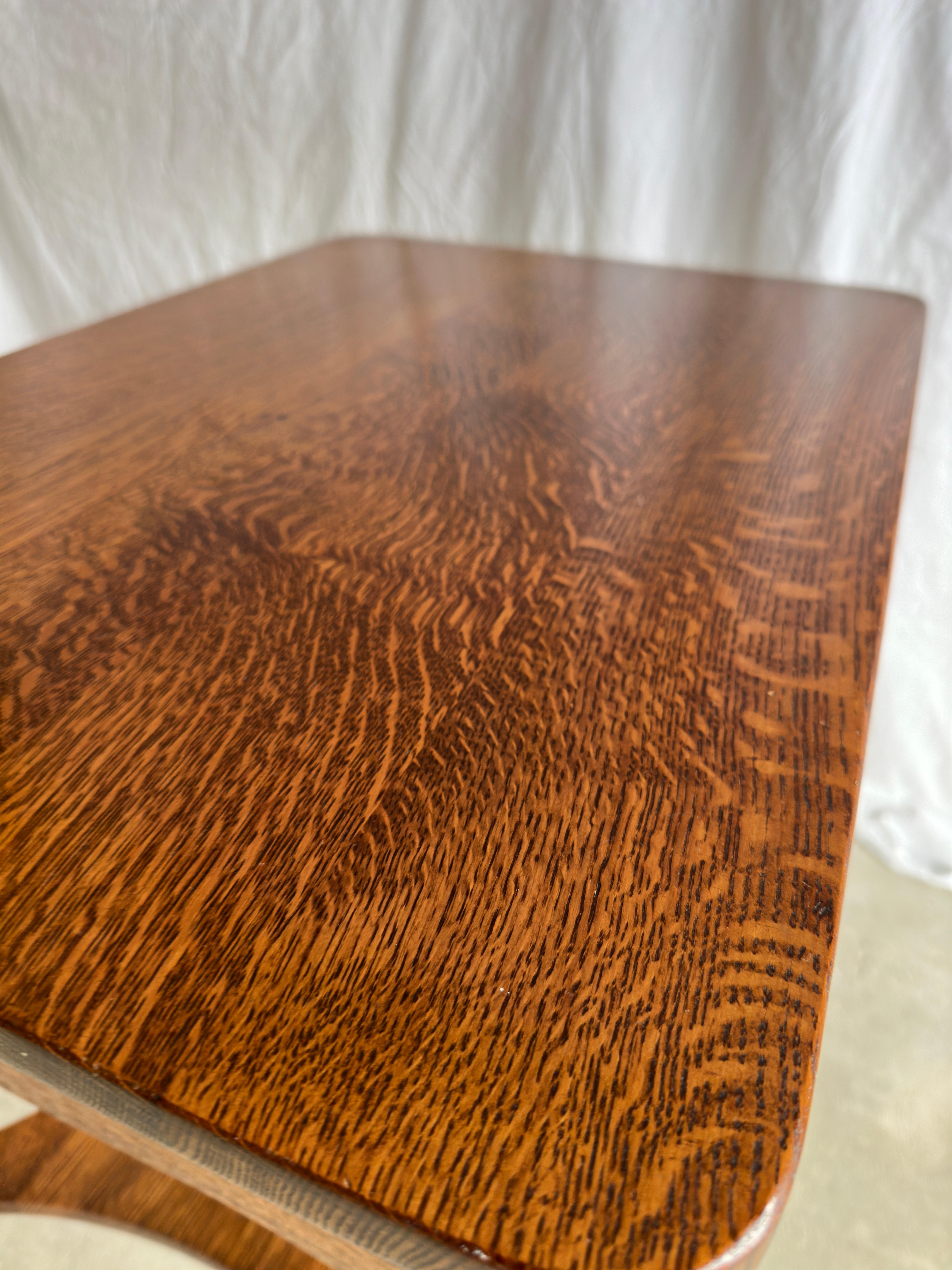 Amerikanischer Tiger Oak Beistelltisch aus den 1920er Jahren, schöne Patina im Angebot 6