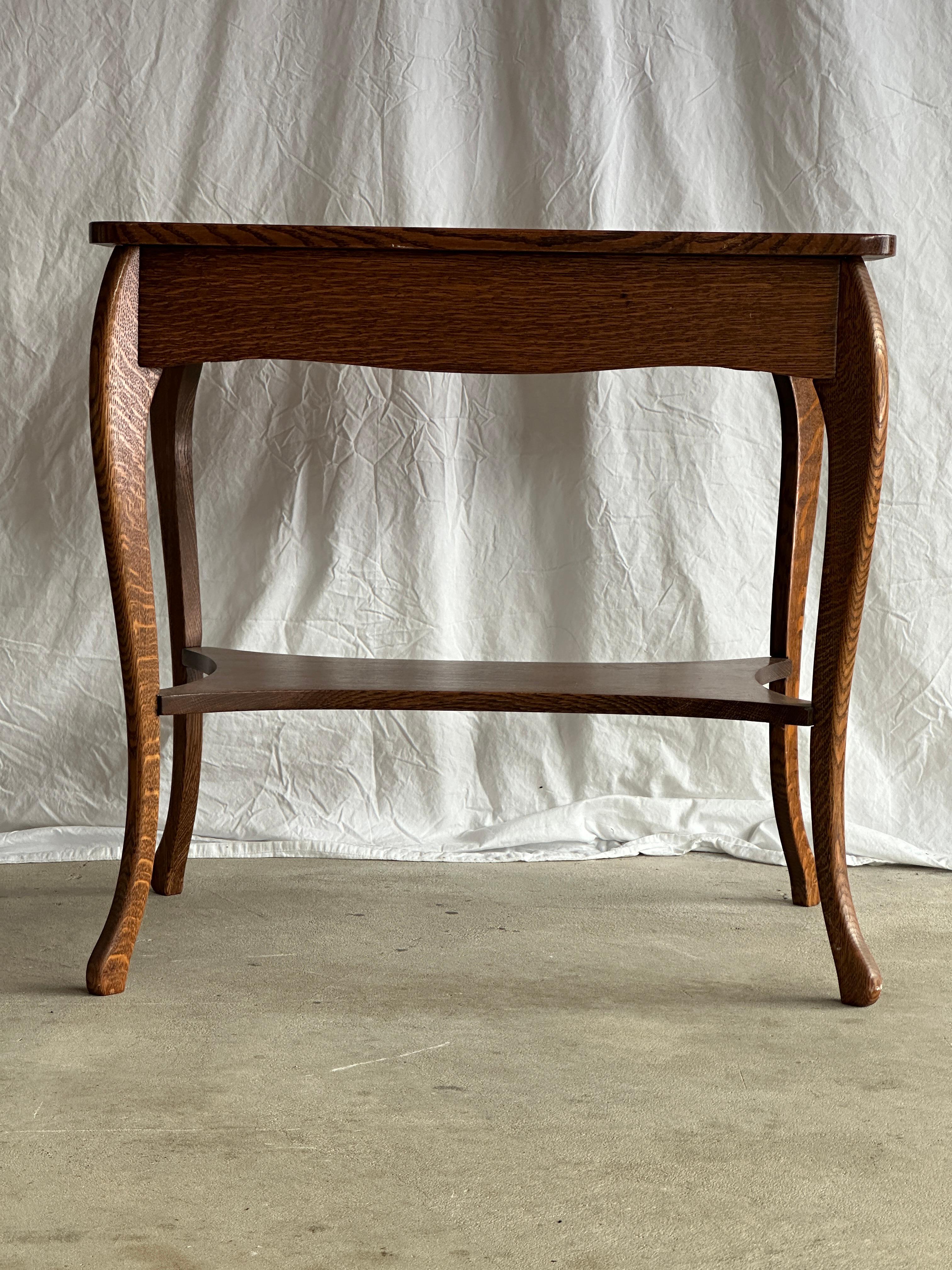 Amerikanischer Tiger Oak Beistelltisch aus den 1920er Jahren, schöne Patina im Angebot 7