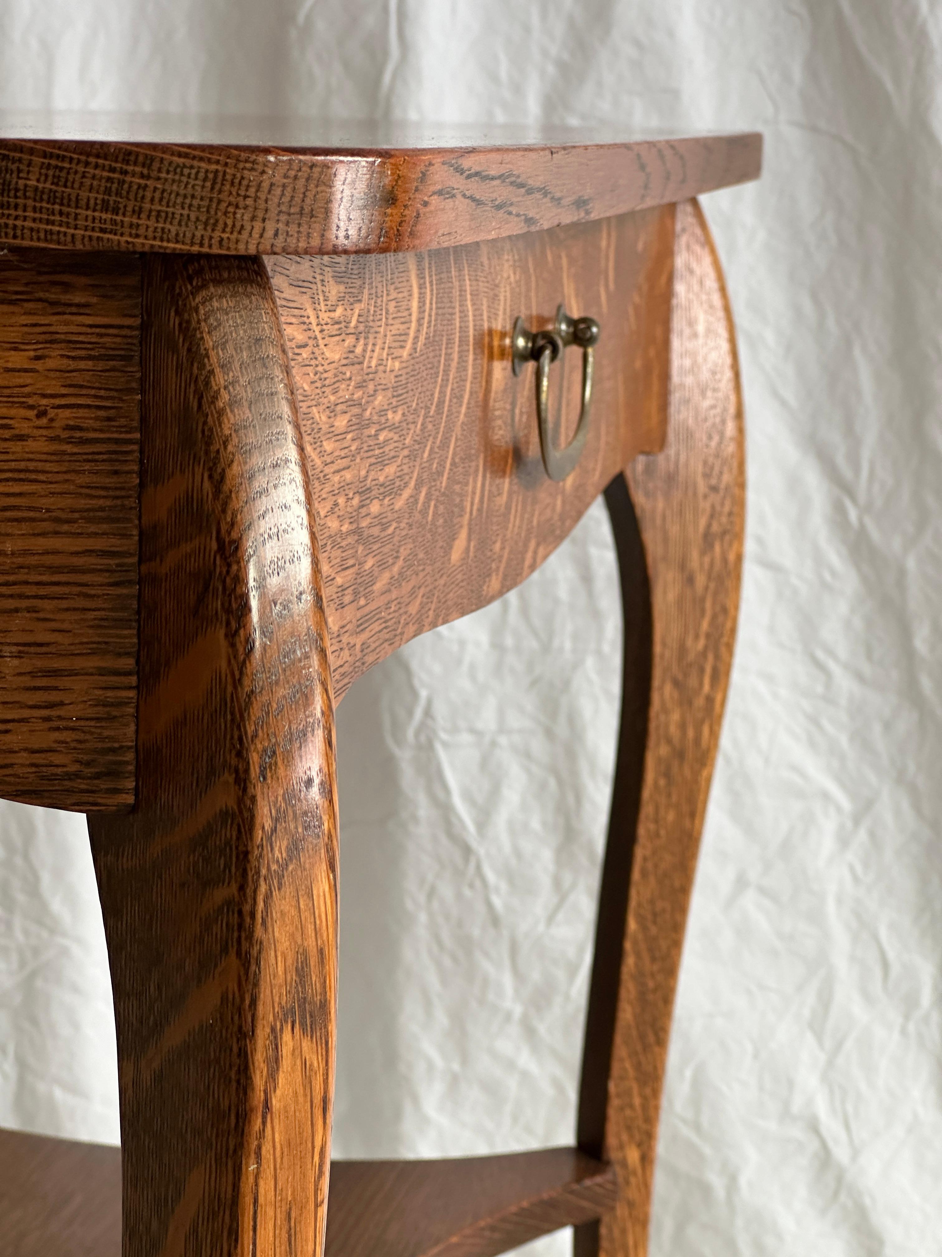 Amerikanischer Tiger Oak Beistelltisch aus den 1920er Jahren, schöne Patina im Angebot 9