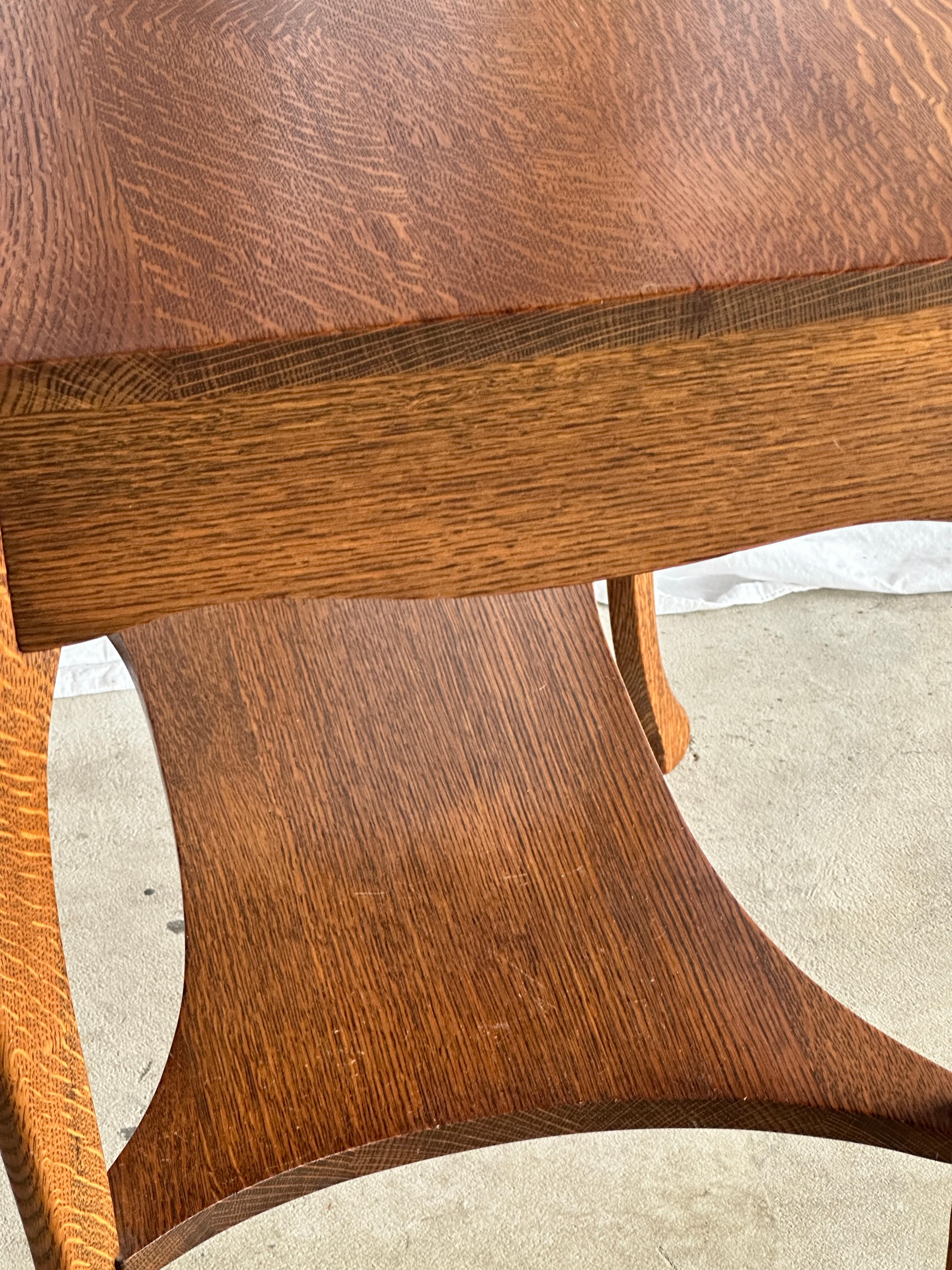 Amerikanischer Tiger Oak Beistelltisch aus den 1920er Jahren, schöne Patina im Angebot 10