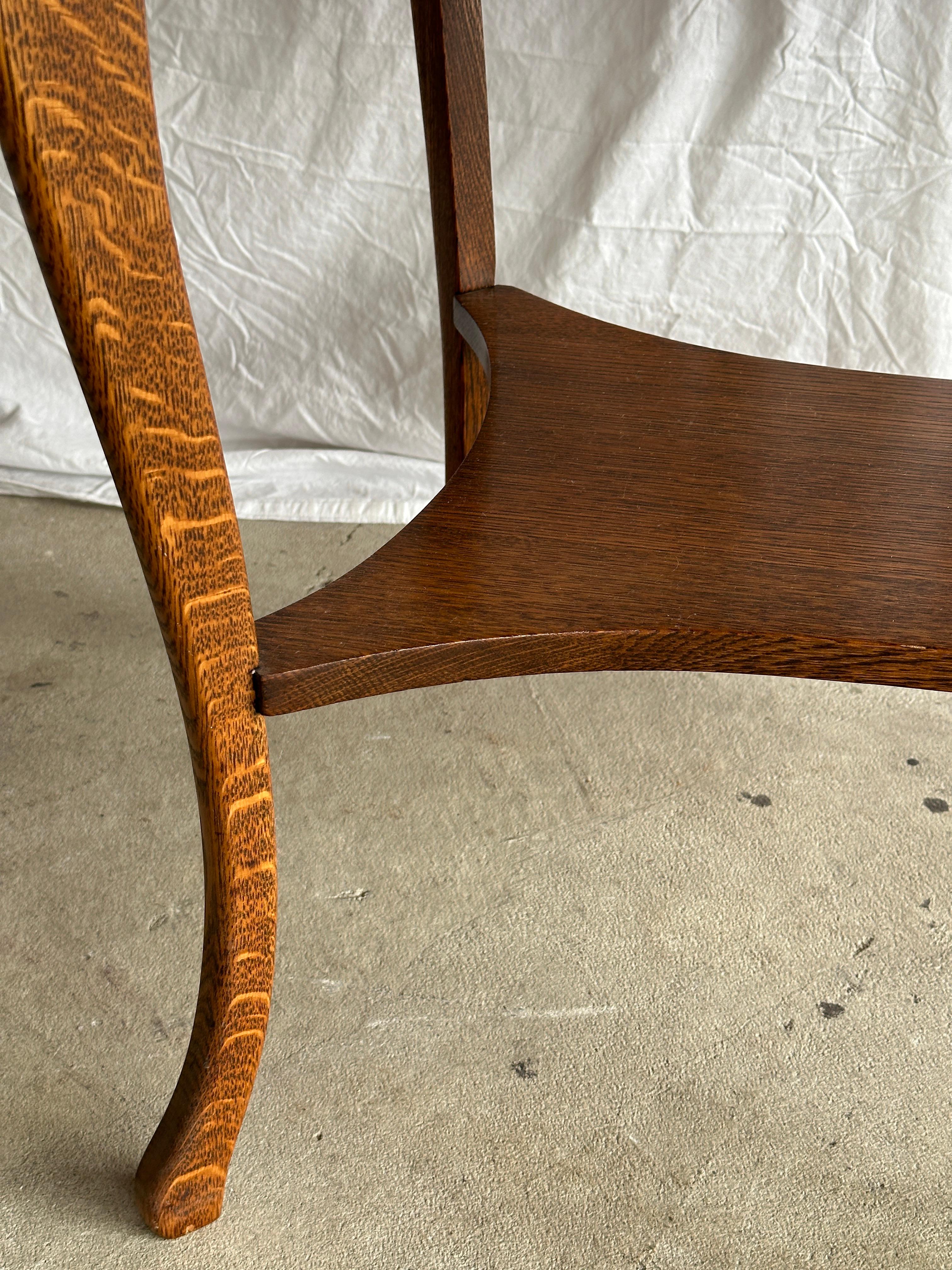 Amerikanischer Tiger Oak Beistelltisch aus den 1920er Jahren, schöne Patina im Angebot 11