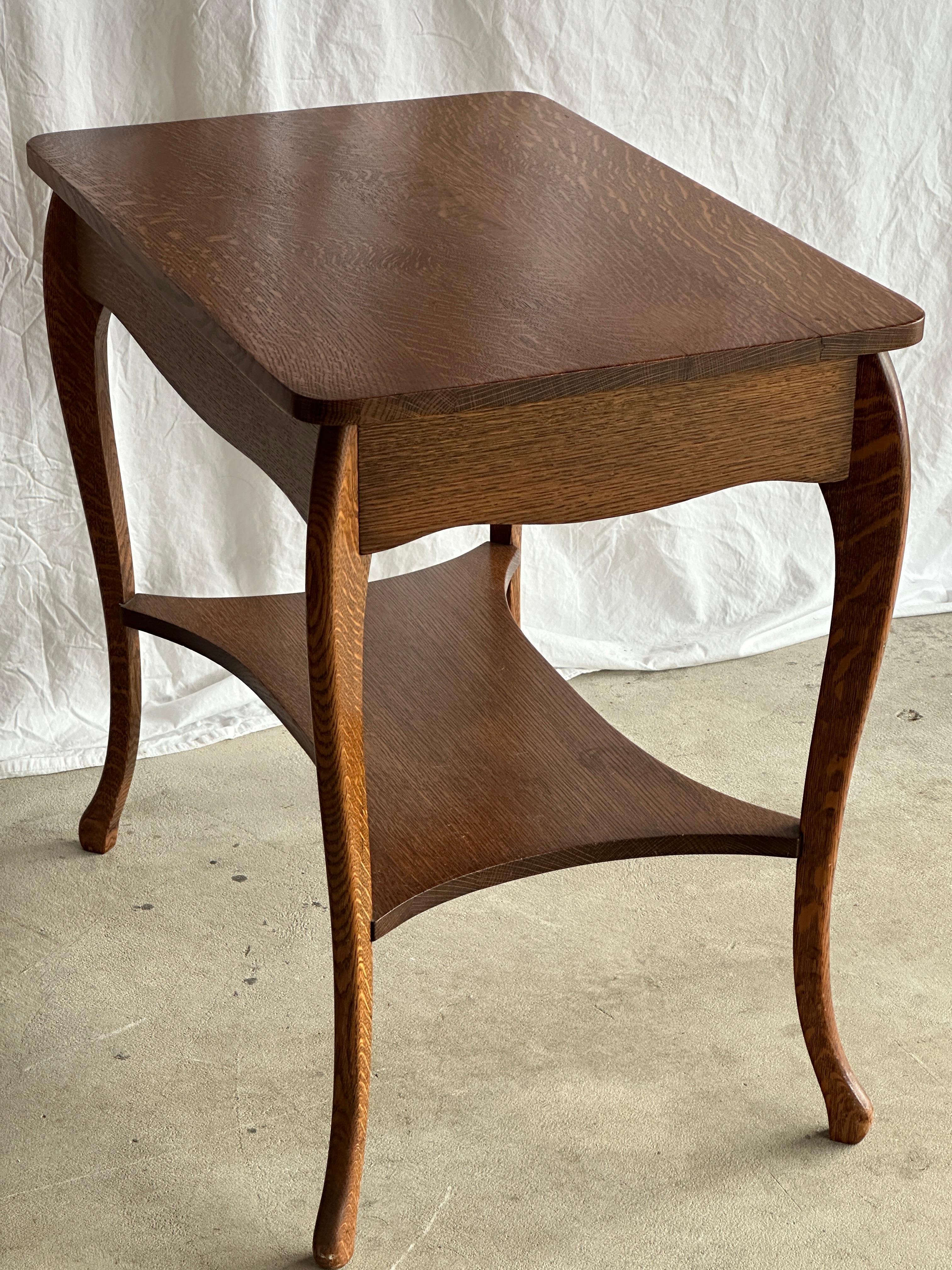 Amerikanischer Tiger Oak Beistelltisch aus den 1920er Jahren, schöne Patina im Angebot 12