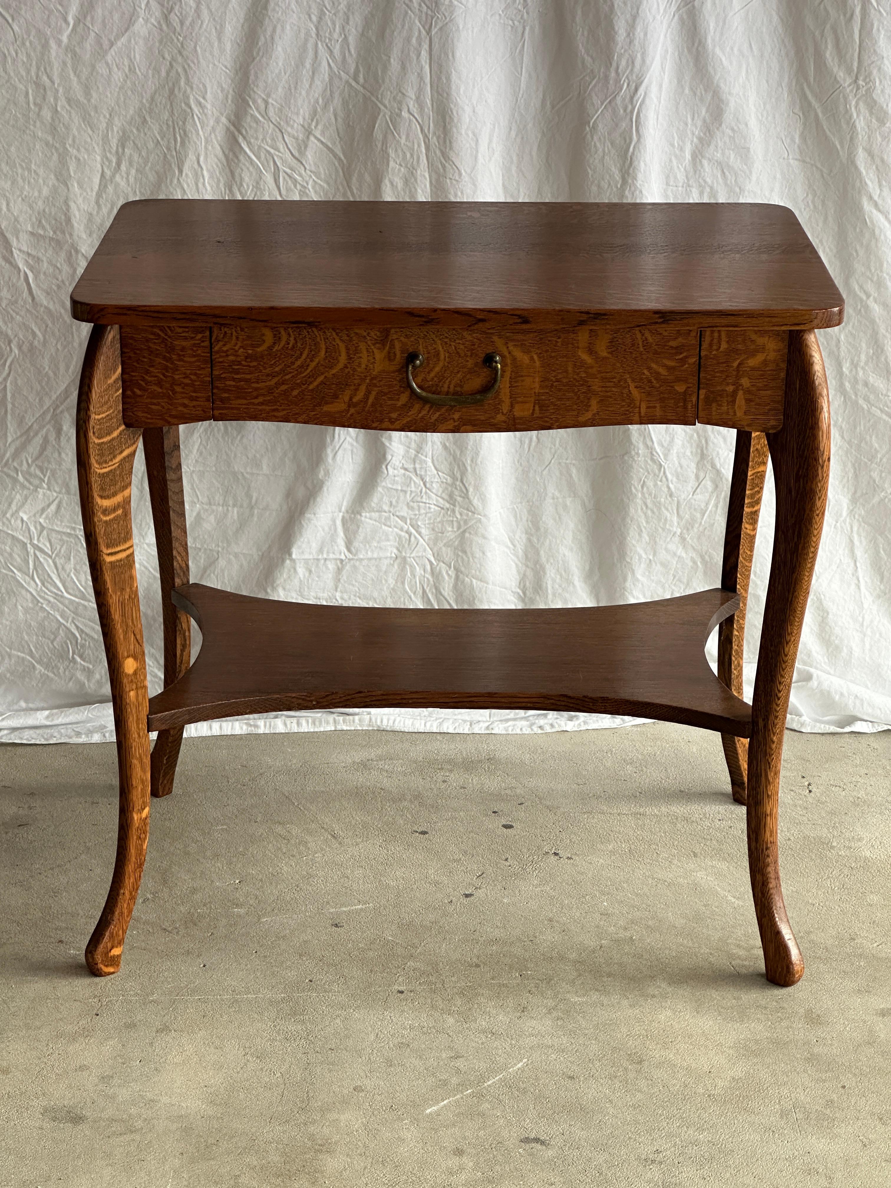 Amerikanischer Tiger Oak Beistelltisch aus den 1920er Jahren, schöne Patina (American Arts and Crafts) im Angebot