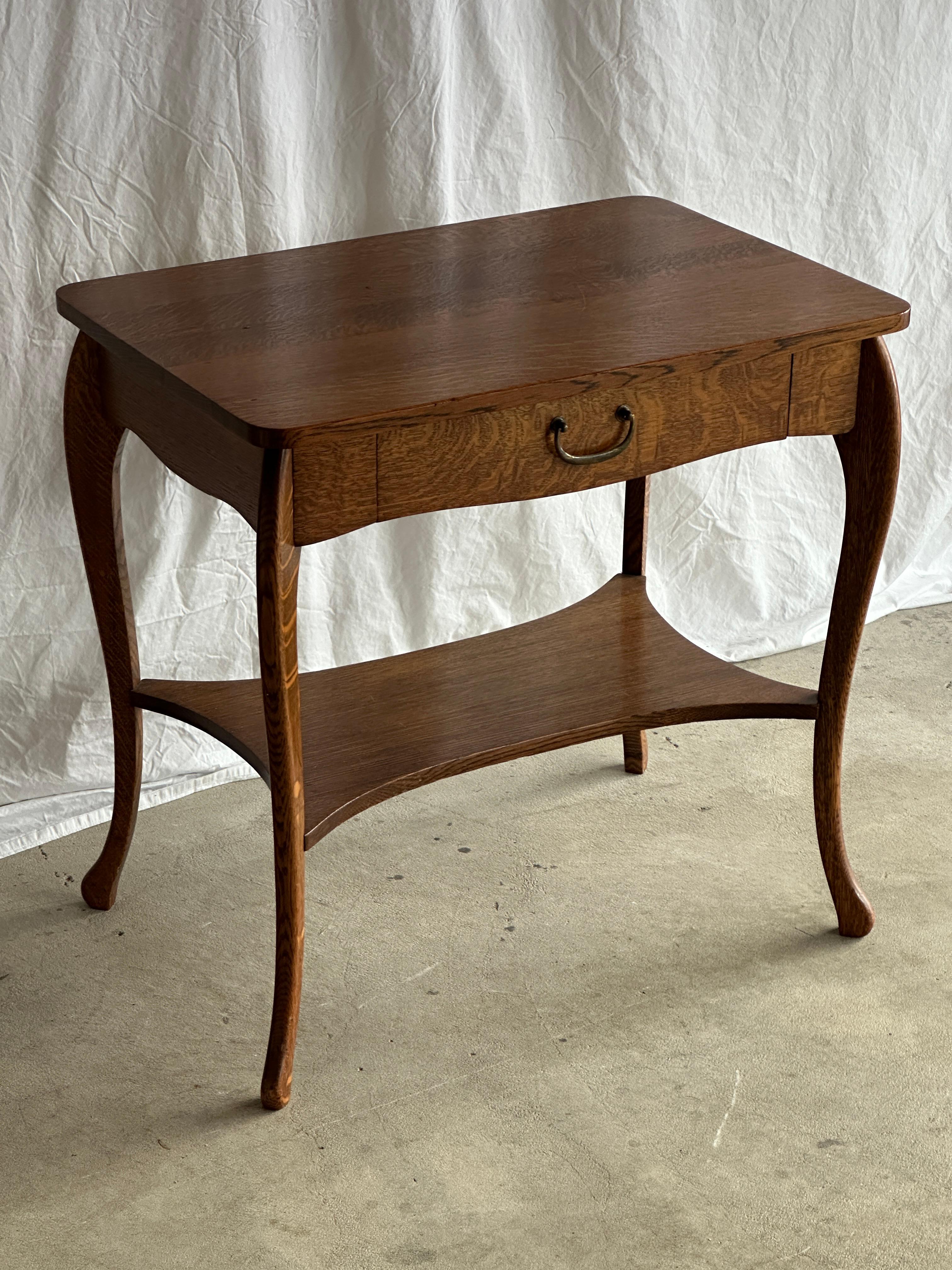 Amerikanischer Tiger Oak Beistelltisch aus den 1920er Jahren, schöne Patina (amerikanisch) im Angebot