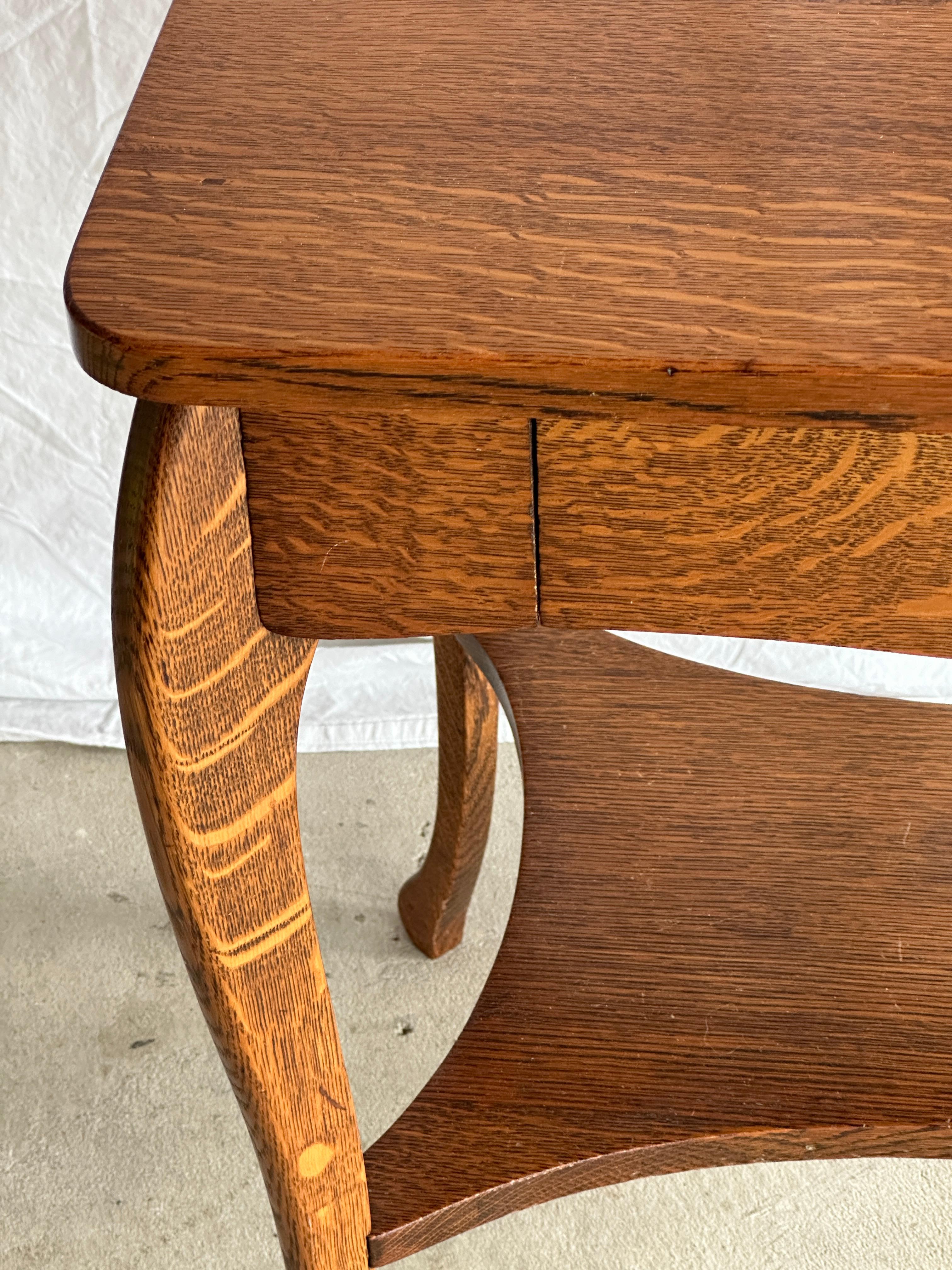 Amerikanischer Tiger Oak Beistelltisch aus den 1920er Jahren, schöne Patina (Handgefertigt) im Angebot