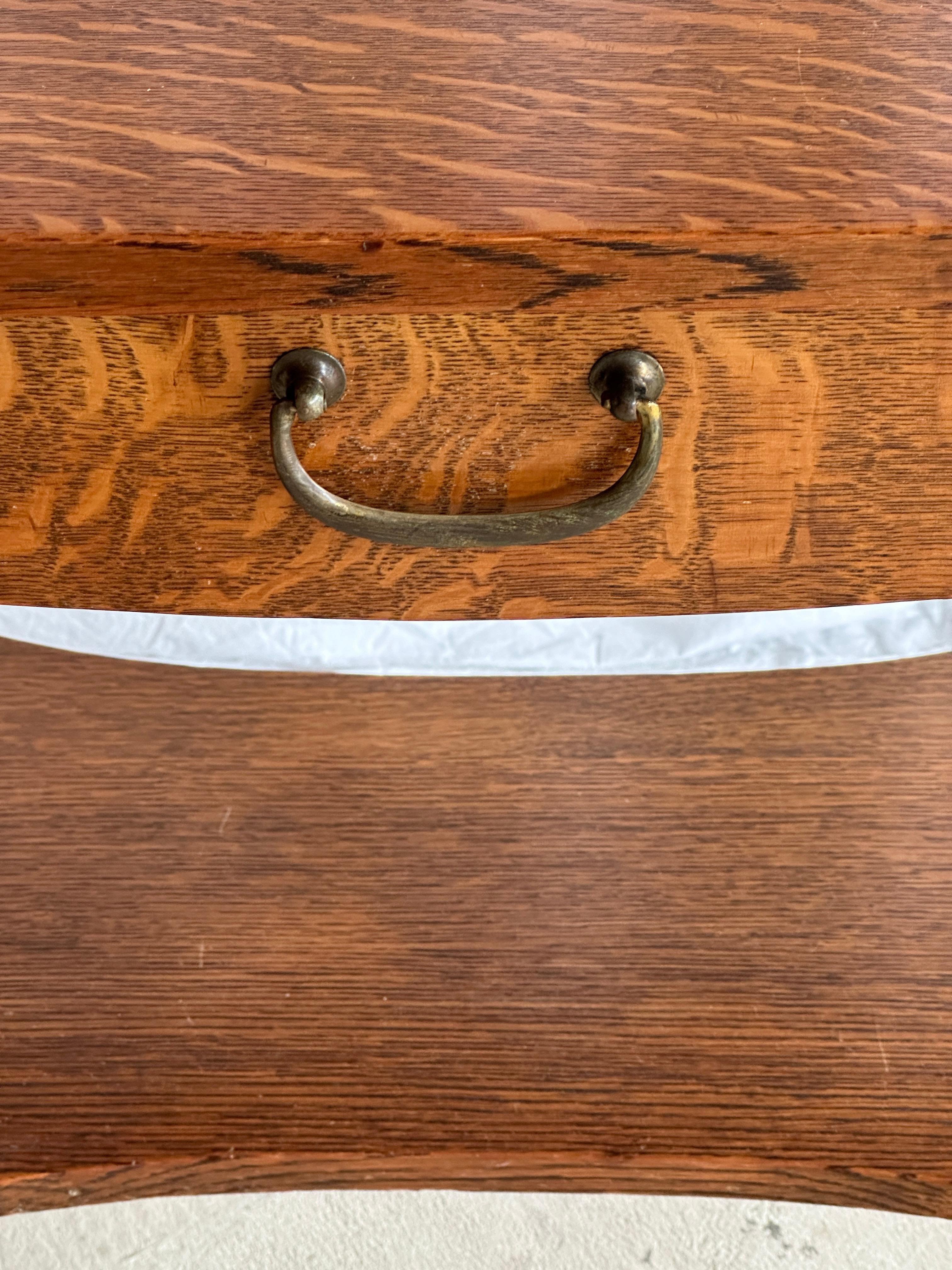 Amerikanischer Tiger Oak Beistelltisch aus den 1920er Jahren, schöne Patina im Zustand „Gut“ im Angebot in San Francisco, CA