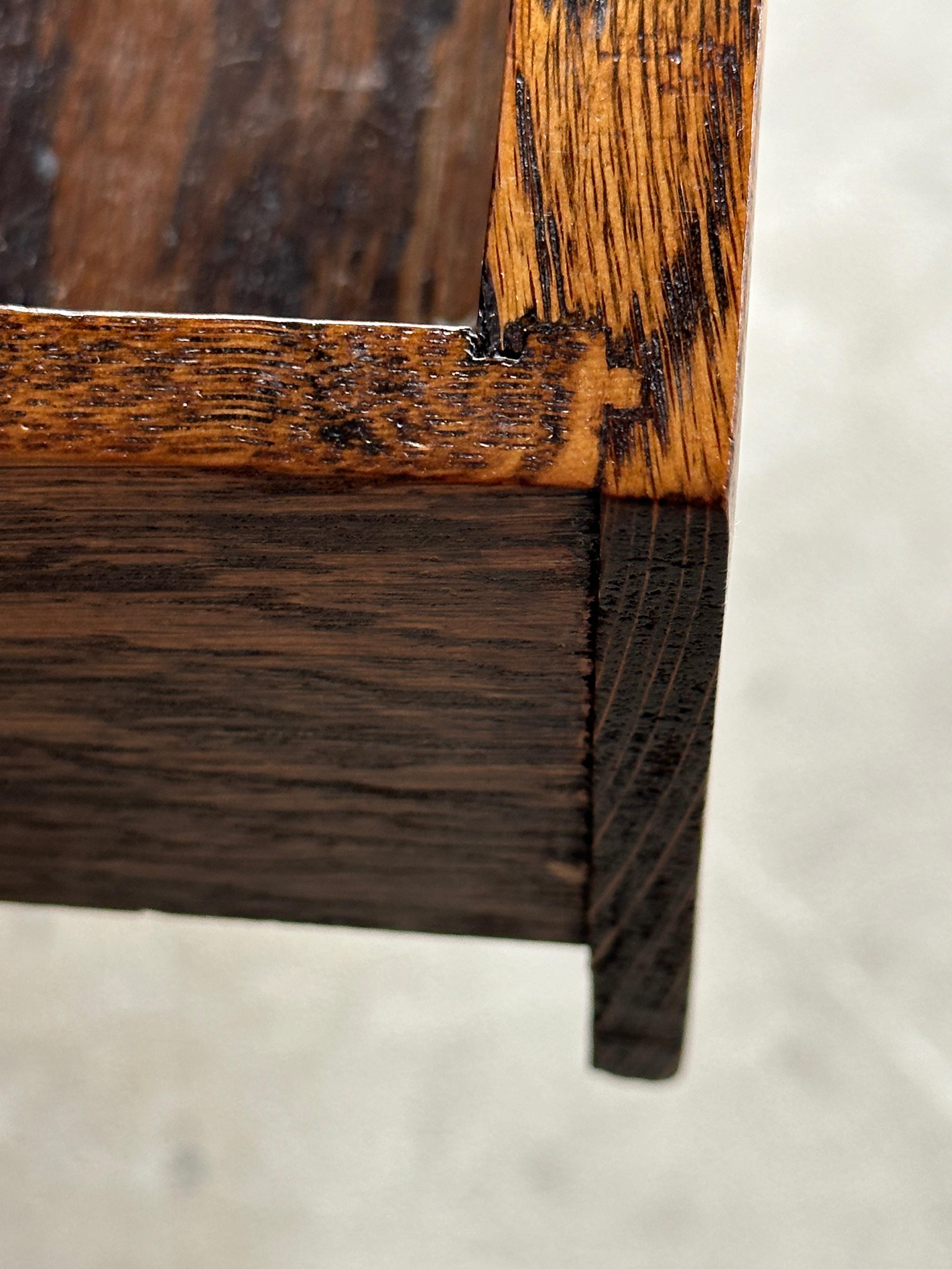 Amerikanischer Tiger Oak Beistelltisch aus den 1920er Jahren, schöne Patina (Frühes 20. Jahrhundert) im Angebot