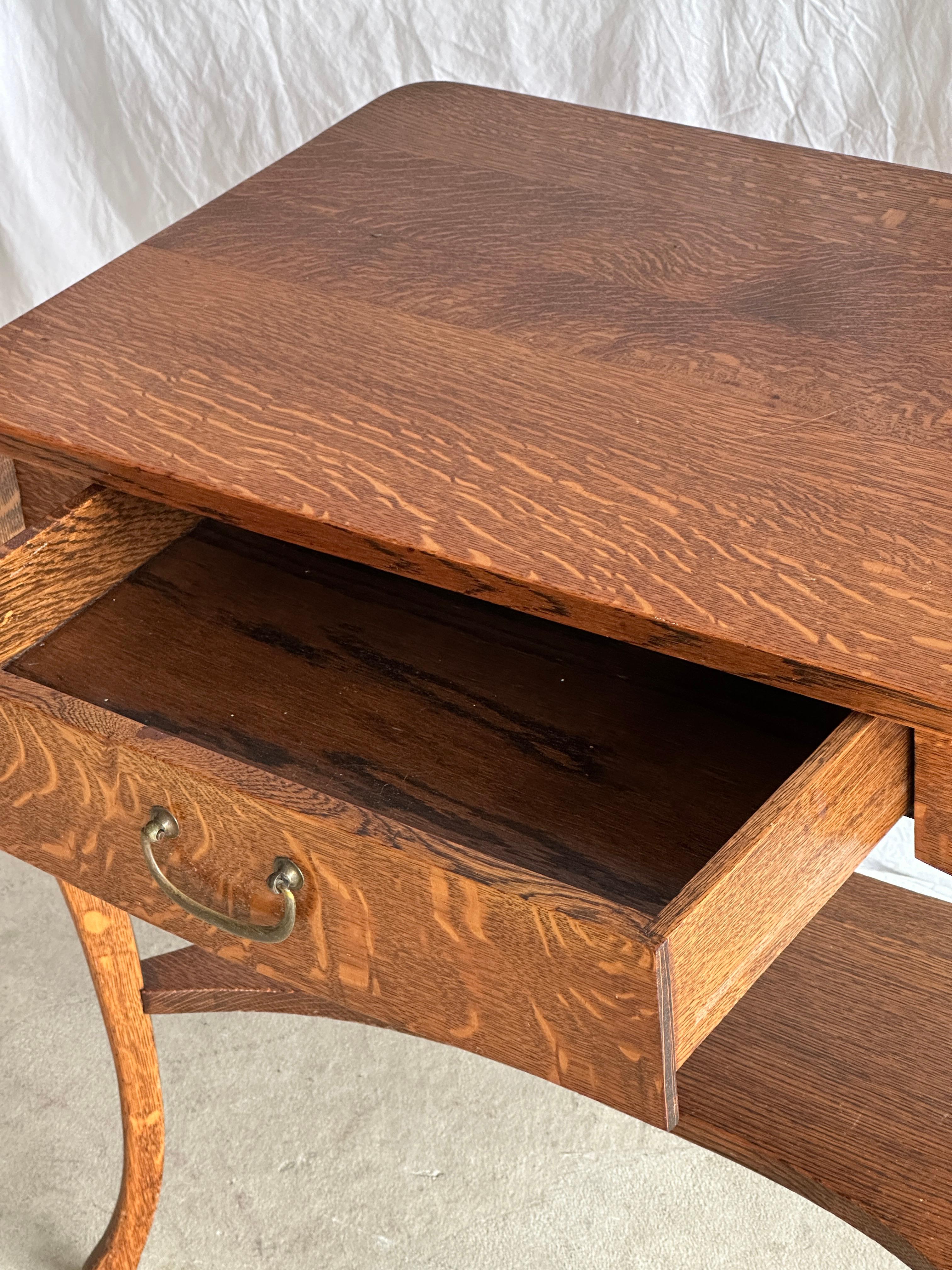 Amerikanischer Tiger Oak Beistelltisch aus den 1920er Jahren, schöne Patina (Eichenholz) im Angebot