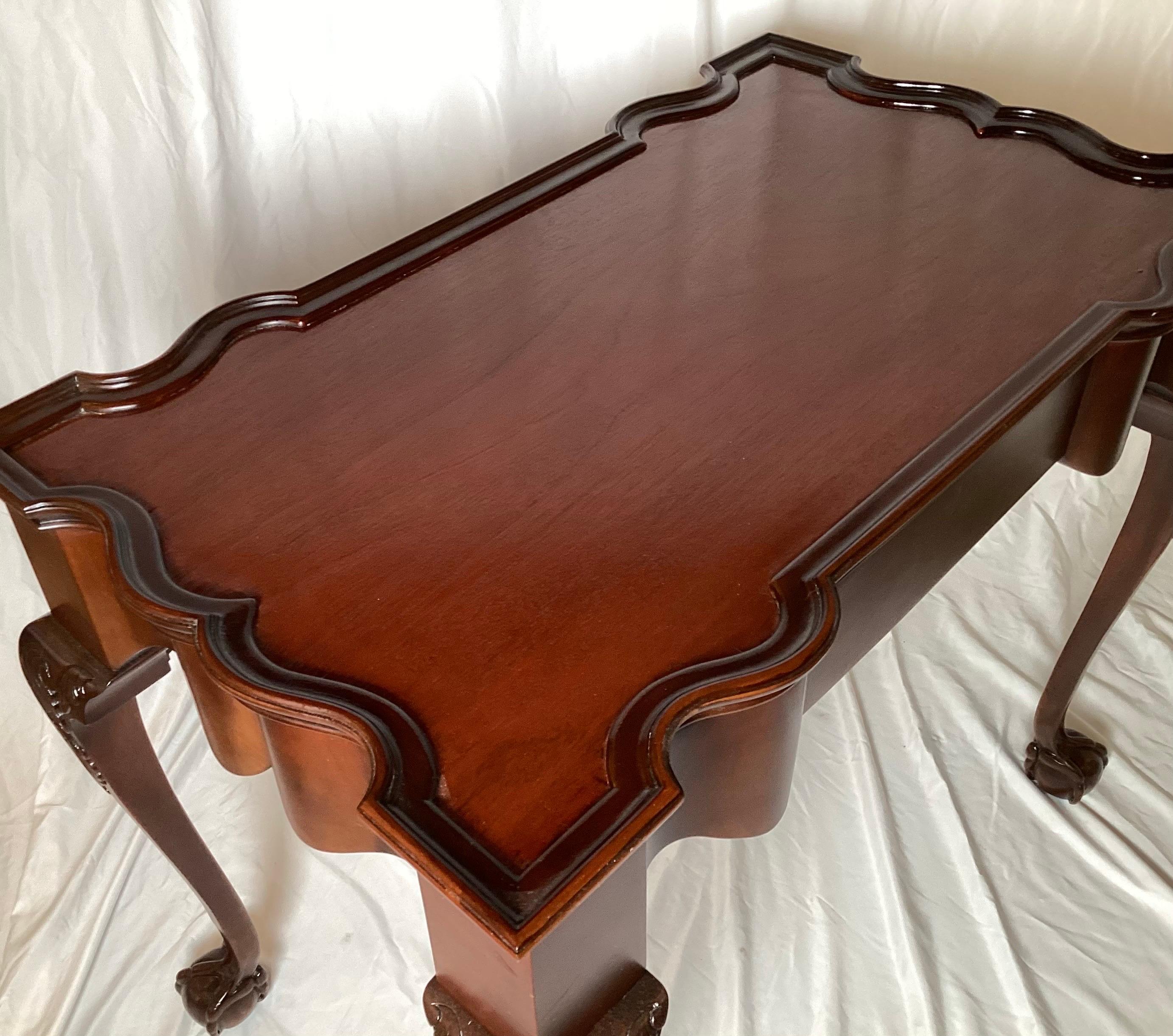 A Cabinet Maker Mahogany Table style from the John Goddard Table  In Excellent Condition For Sale In Lambertville, NJ