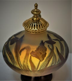 Un bruciaprofumi in vetro cammeo di Emile Galle Lamp