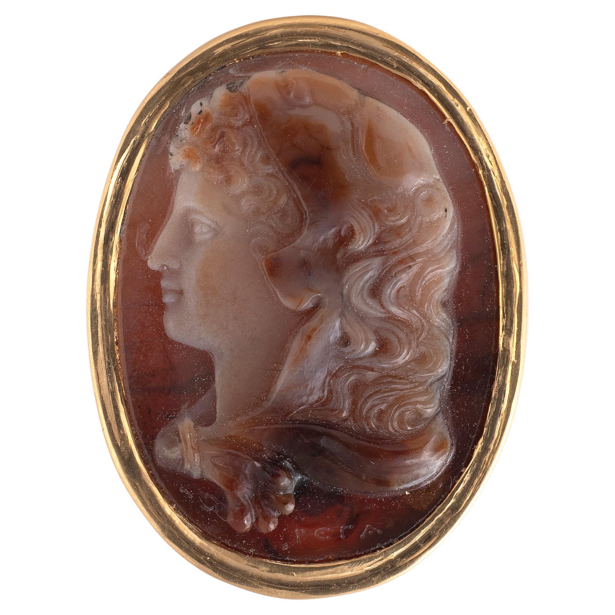 Eine Kamee auf Achat, die das Profil von Omphale darstellt, signiert Filippo Rega 1761-1833 (Ungeschliffen) im Angebot
