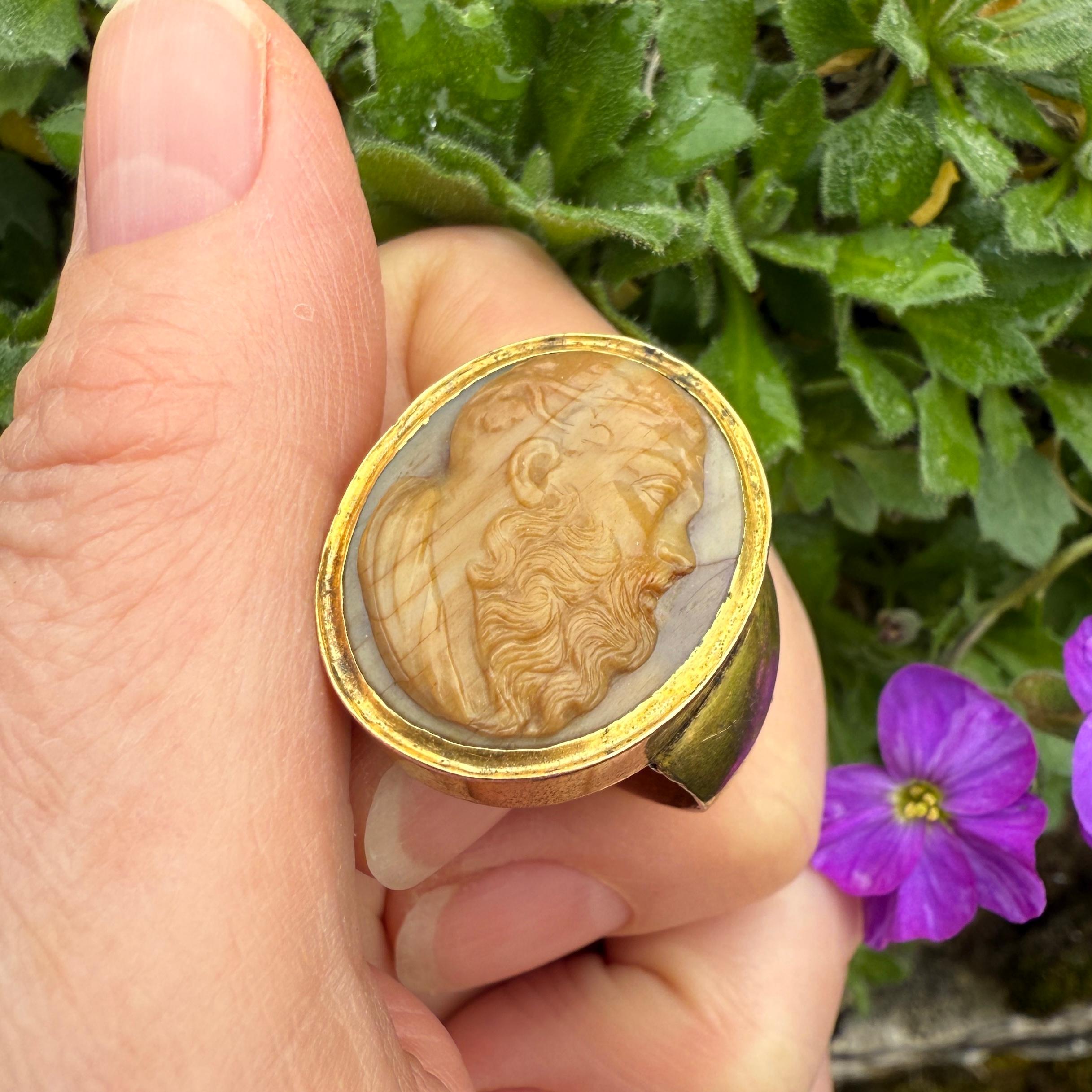 Ein Kameenring mit der Darstellung von Bacchus.  Italien oder England, um 1800-1820. im Zustand „Gut“ im Angebot in London, GB