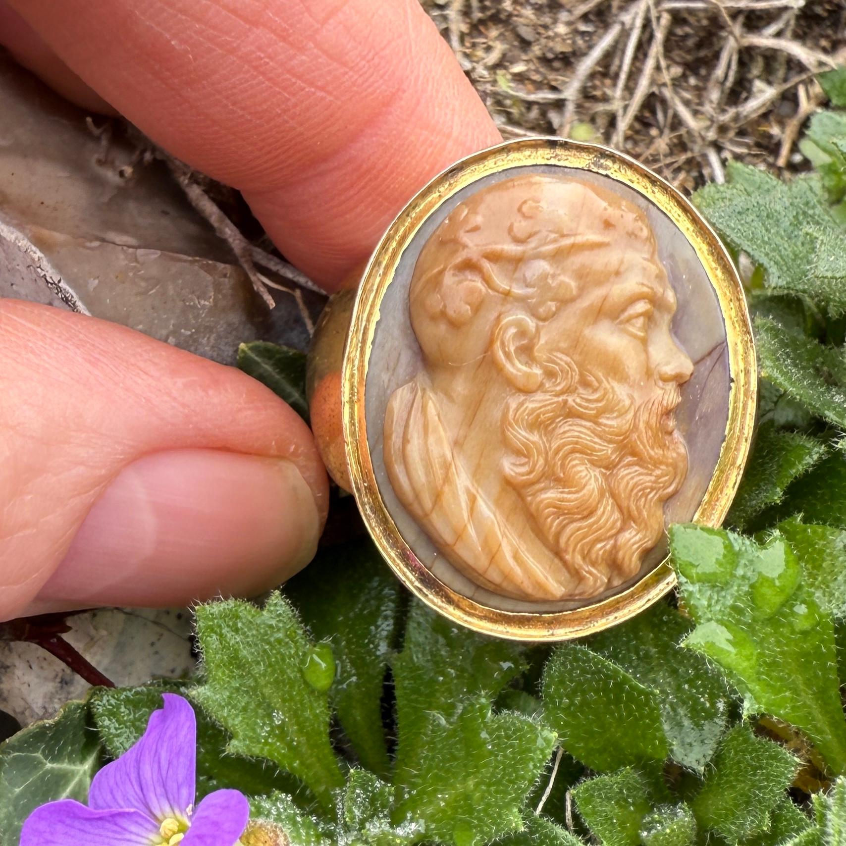 Ein Kameenring mit der Darstellung von Bacchus.  Italien oder England, um 1800-1820. für Damen oder Herren im Angebot