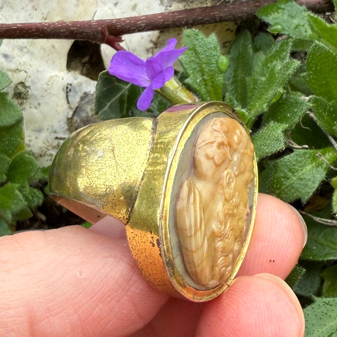 Ein Kameenring mit der Darstellung von Bacchus.  Italien oder England, um 1800-1820. im Angebot 2