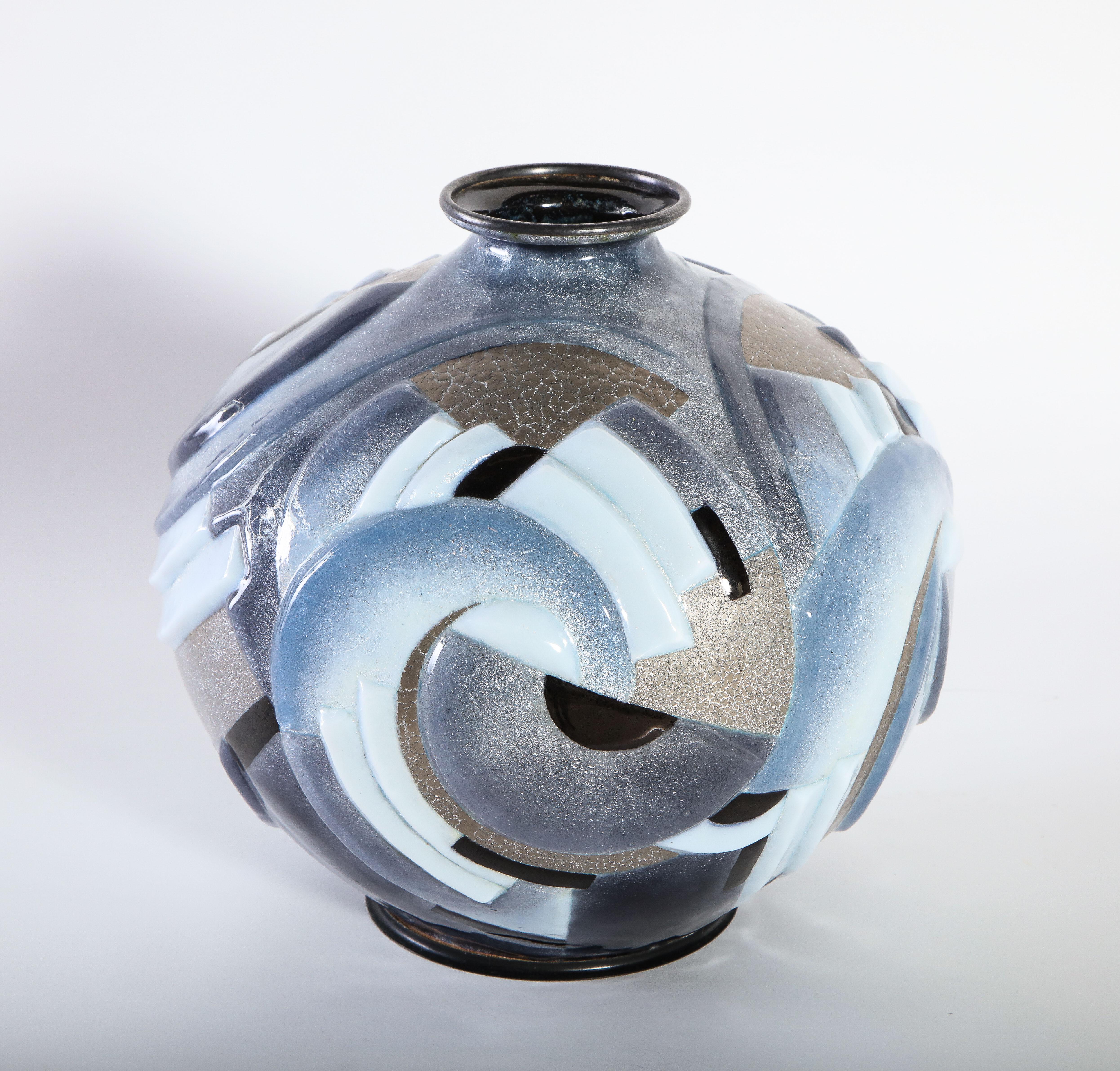 Eine wunderschöne emaillierte Metallvase aus der Zeit des Art Déco von Camille Faure für Limoges mit mehrfarbiger Emaille mit geometrischen Motiven. Prächtig verziert mit stilisierten geometrischen Motiven auf dicker Emaille in Schwarz, Grau, Blau,