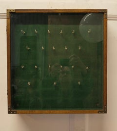 Armoire à clés murale à 20 crochets de style Campaigner   Un gobelet à clés à façade en verre