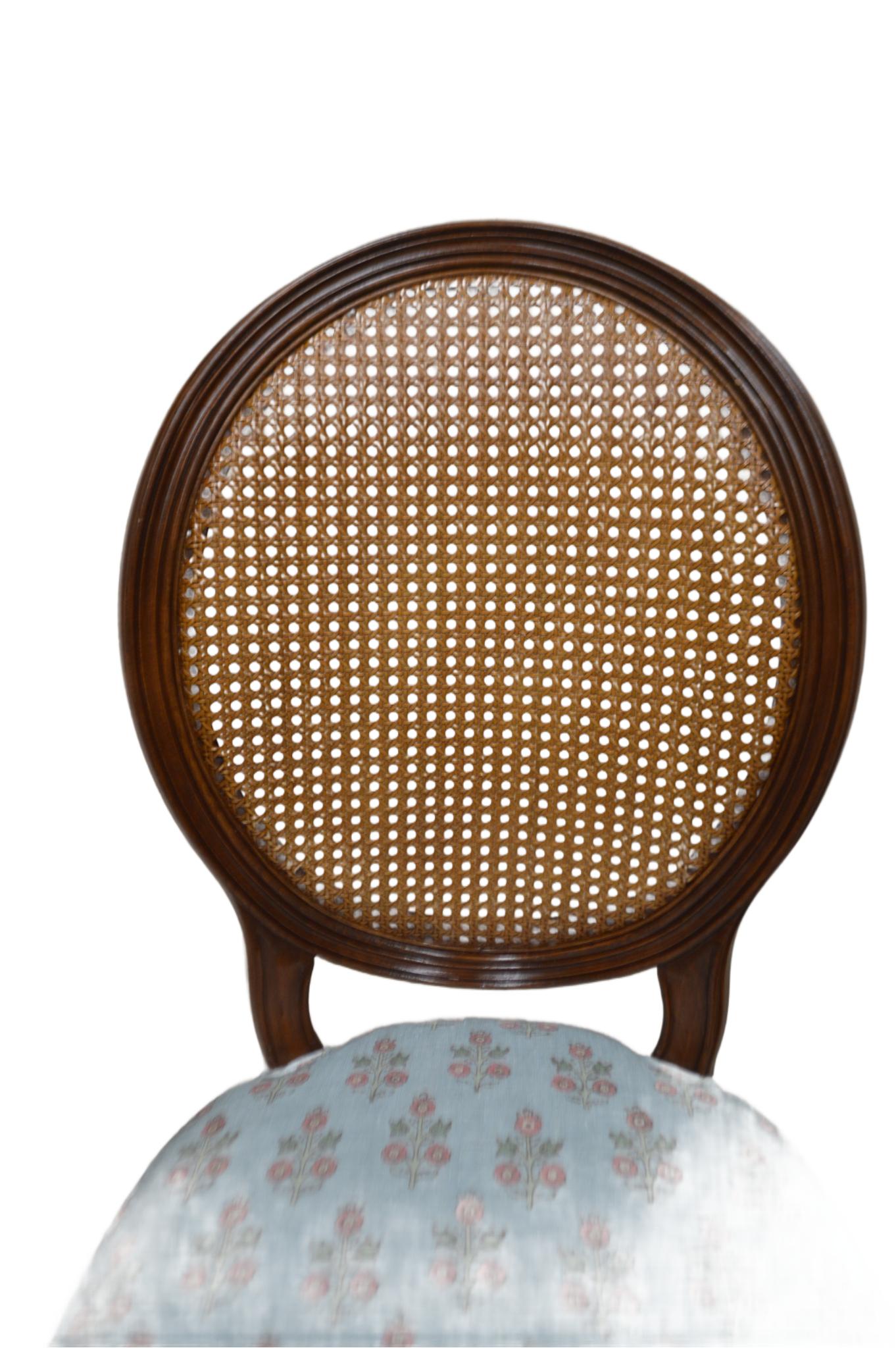 La sedia da pranzo con schienale a canne in stile Louis Cane è disponibile per finiture personalizzate. Il prezzo include una verniciatura personalizzata a tua scelta o una finitura con tinteggiatura del legno come quella mostrata su questa sedia.