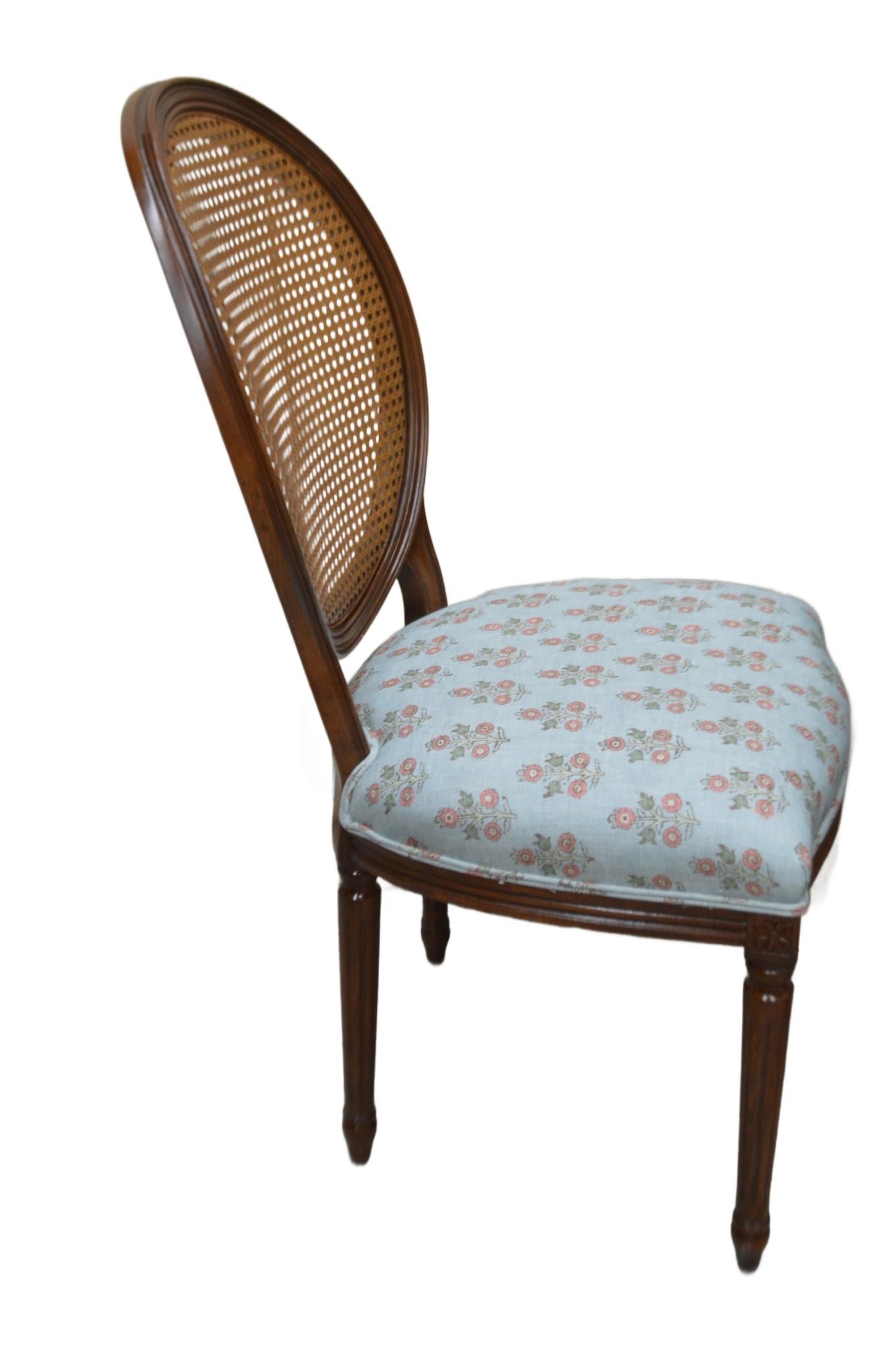 Dipinto Sedia da pranzo con schienale ovale in stile Louis Cane XVI con finitura personalizzata. in vendita