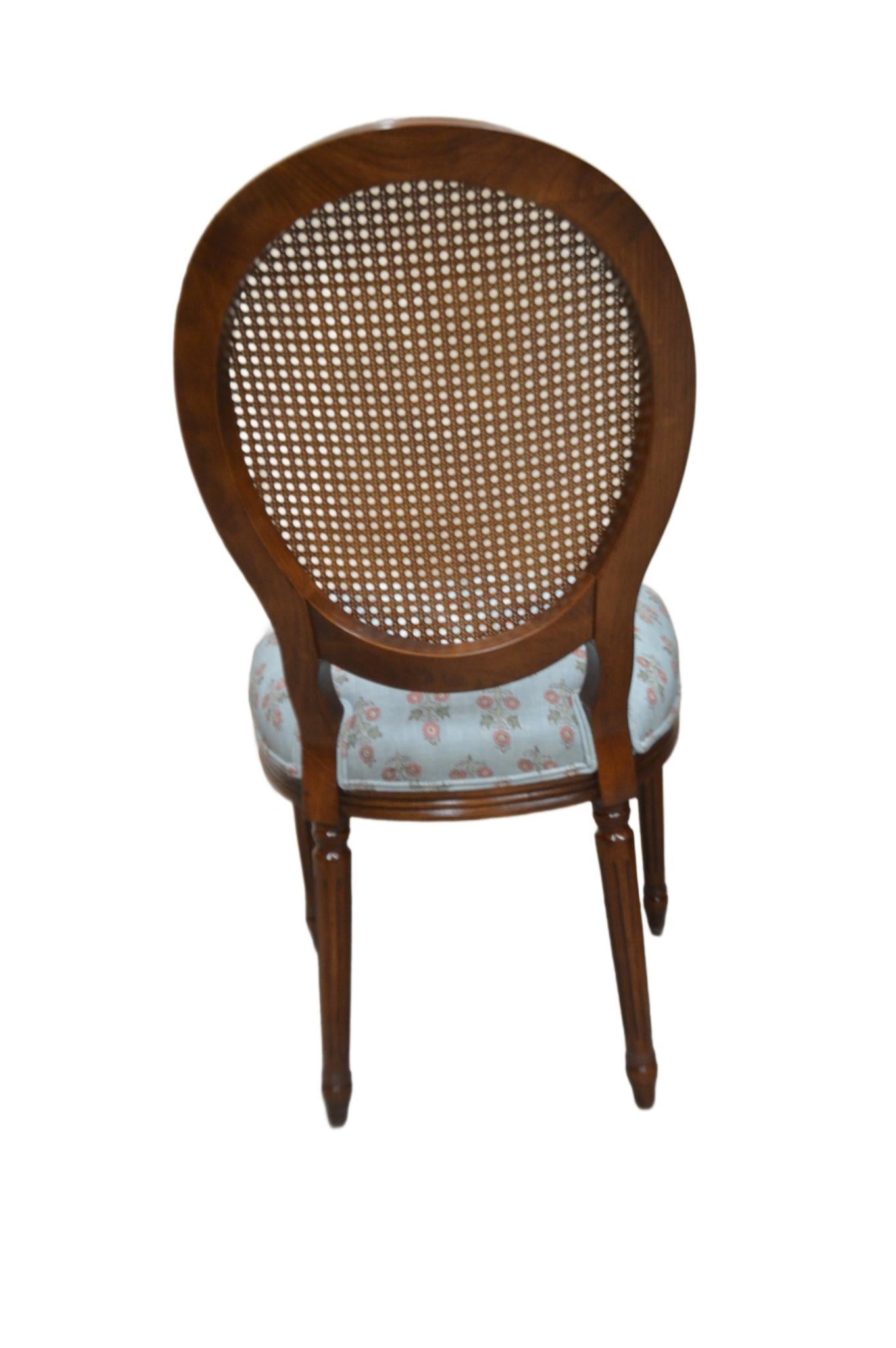 Sedia da pranzo con schienale ovale in stile Louis Cane XVI con finitura personalizzata. In condizioni Nuovo in vendita a Oakville, ON
