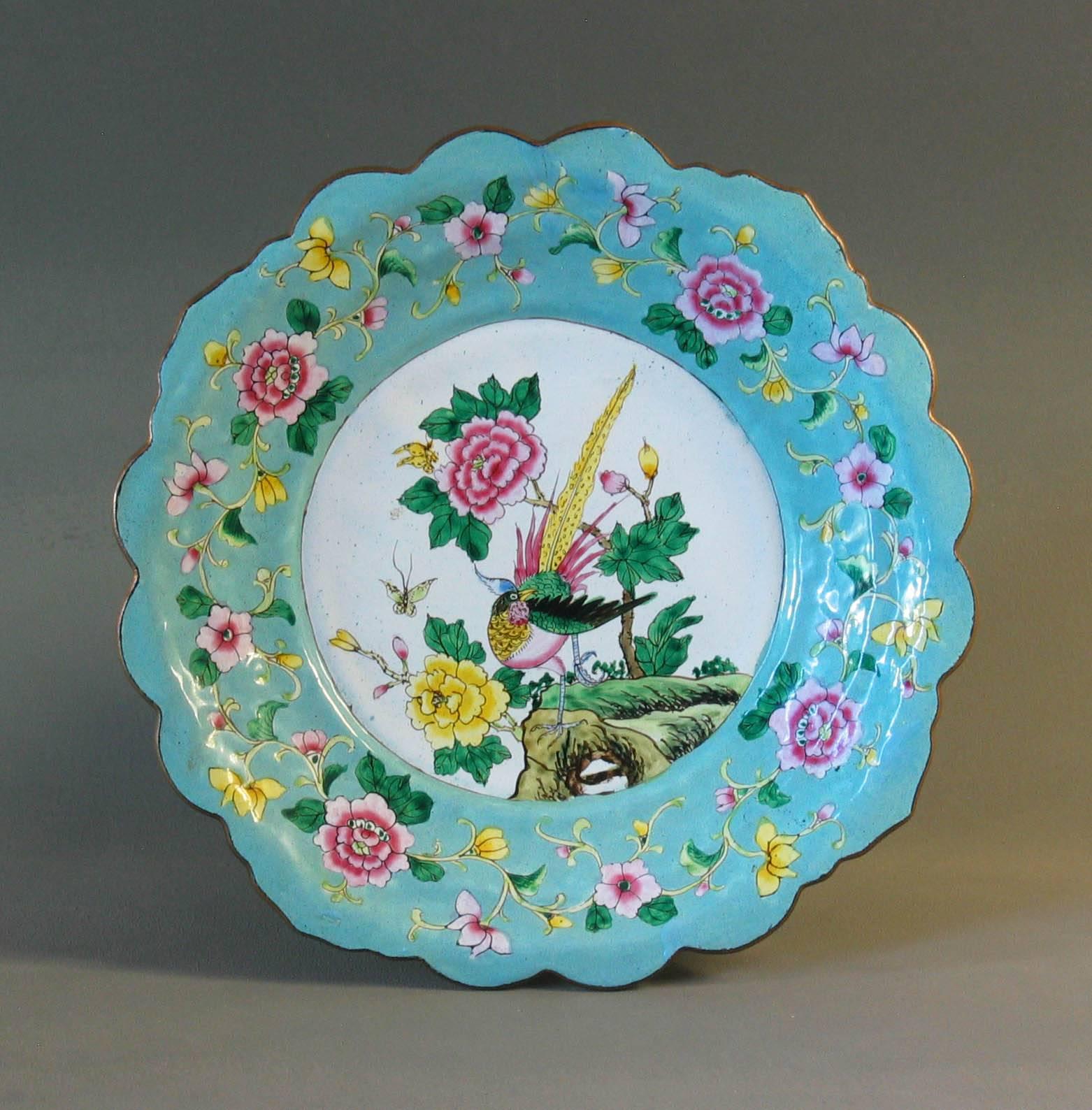 Canton Enamel Bracket-Lobed Dish Guangxu Period, 1875-1908 In Good Condition For Sale In Ottawa, Ontario