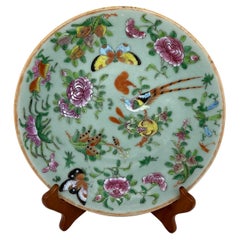 Assiette Canton Famille Rose en porcelaine d'exportation chinoise à fond céladon de 10 pouces